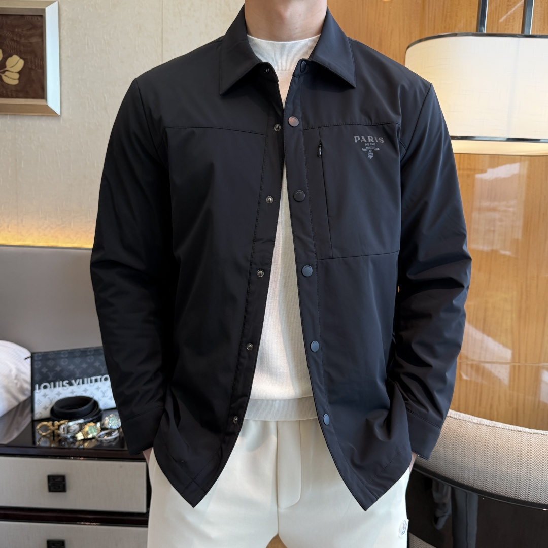 NO:573630,Prada - 2025ss autumn and winter hot style boutique jacket, customized high-quality polyester fiber fabric!  Logo design with top fashion big-name elements, complete with three standards!  Original hardware accessories, smooth lines, exquisite craftsmanship, awesome upper body shape, comfortable fabrics, windproof and warm, it is very fashionable, handsome and a must-have for casual and fashionable men with any combination!  Sizes M-3XL can fit up to 190 pounds!  ,,prada,jackets & coats,jackets & coats,alexander wang19860909普拉达 - 2025ss秋冬大爆款精品夹克外套,定制高品质聚酯纤维面料！顶级时尚大牌元素logo设计,三标齐全！原版五金辅料,线条流畅,工艺精致,上身版型超赞,面料舒适,挡风保暖,随意搭配都非常时尚帅气休闲时尚男仕必备款哦！尺码M-3XL 最大可穿190斤！,,prada,jackets & coats,jackets & coats,alexander wang,Men's clothing