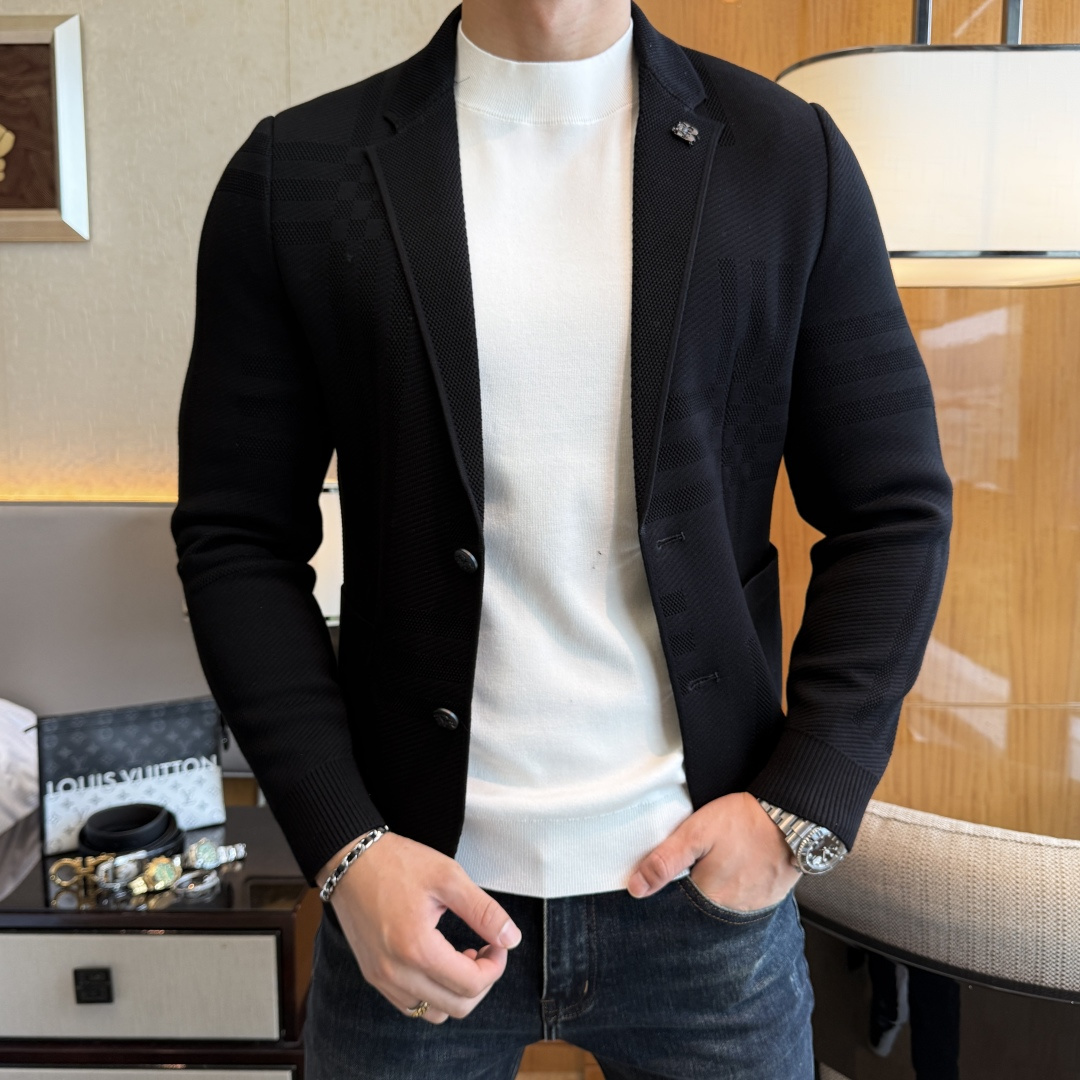 NO:573636,Burberry - 2025ss Year of the Snake Autumn and Winter hot style casual knitted suit jacket. The most fashionable and simple design, decent and casual, highlighting the exquisiteness. Fabric This technologically customized polyester fiber fabric is not a traditional design and looks more youthful and fashionable. The details are very particular. The upper body effect is a regular style but the tailoring is very special. The effect is not loose or slim. It is moderate. No matter whether you are fat or thin, there are different styles. Sizes 48-56, burberry, jackets & coats, business  suit,alexander wang19860909巴宝莉 - 2025ss蛇年秋冬大爆款休闲针织西装外套 最为时尚简约设计,大气得体,随意中凸显精致.面料 此款科技定制聚酯纤维面料, 不是传统的设计 更加显得年轻时尚 细节 非常讲究 上身效果属于常规款但是剪裁非常特别 效果并不是宽松 也不是修身 属于适中 无论胖瘦穿上身 都有不同的风格尺码48-56,,burberry,jackets & coats,business suit,alexander wang,Men's clothing