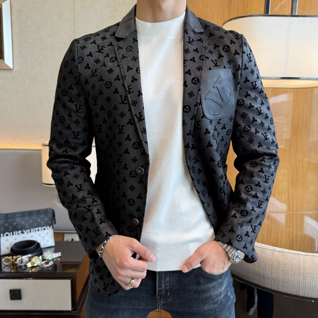 NO:573642,.LV - 2025ss Year of the Snake autumn and winter hot style casual leather suit jacket. The most fashionable and simple design, decent and casual, highlighting the exquisiteness. Fabric This technologically customized polyester fabric is not a traditional design and looks more youthful and fashionable. The details are very particular. The upper body effect is a regular style but the tailoring is very special. The effect is not loose or slim. It is moderate. No matter whether you are fat or thin, there are different styles. Sizes 48-56, louis vuitton, jackets &  coats,business suit,alexander wang19860909.LV - 2025ss蛇年秋冬大爆款休闲拼皮西装外套 最为时尚简约设计,大气得体,随意中凸显精致.面料 此款科技定制聚酯纤维面料, 不是传统的设计 更加显得年轻时尚 细节 非常讲究 上身效果属于常规款但是剪裁非常特别 效果并不是宽松 也不是修身 属于适中 无论胖瘦穿上身 都有不同的风格尺码48-56,,louis vuitton,jackets & coats,business suit,alexander wang,Men's clothing