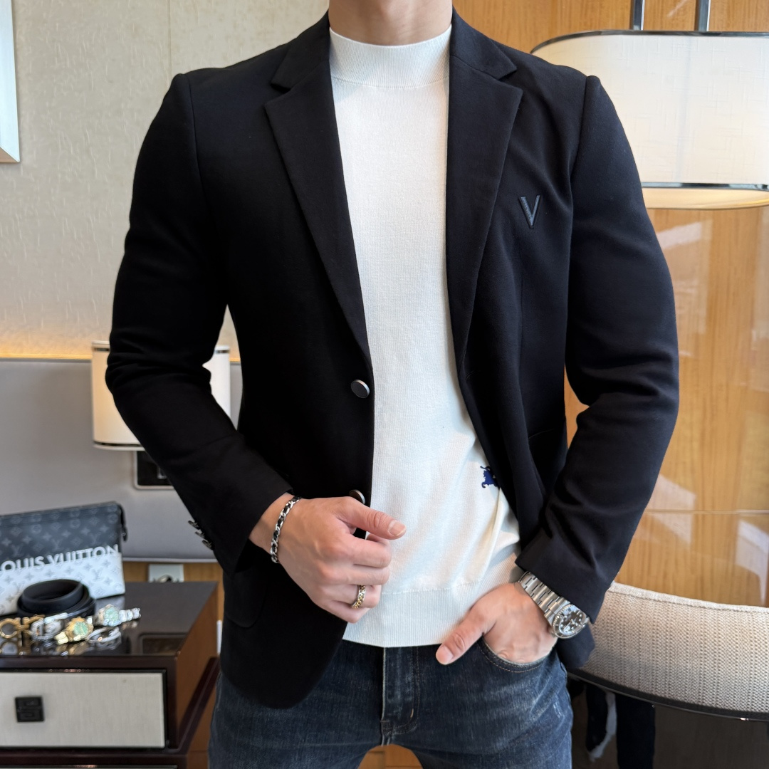 NO:597136,Valentino - 2025ss Snake Autumn and Winter hot style casual suit jacket. The most fashionable and simple design, elegant and decent, casual and exquisite. Fabric This technologically customized polyester fabric is not a traditional design and looks more youthful and fashionable. The details are very particular. The upper body effect is a regular style but the tailoring is very special. The effect is not loose or slim. It is moderate. No matter whether you are fat or thin, there are different styles. Sizes 48-56, valentino, jackets & coats, business  suit,alexander wang19860909华伦天奴 - 2025ss蛇年秋冬大爆款休闲西装外套 最为时尚简约设计,大气得体,随意中凸显精致.面料 此款科技定制聚酯纤维面料, 不是传统的设计 更加显得年轻时尚 细节 非常讲究 上身效果属于常规款但是剪裁非常特别 效果并不是宽松 也不是修身 属于适中 无论胖瘦穿上身 都有不同的风格尺码48-56,,valentino,jackets & coats,business suit,alexander wang,Men's clothing