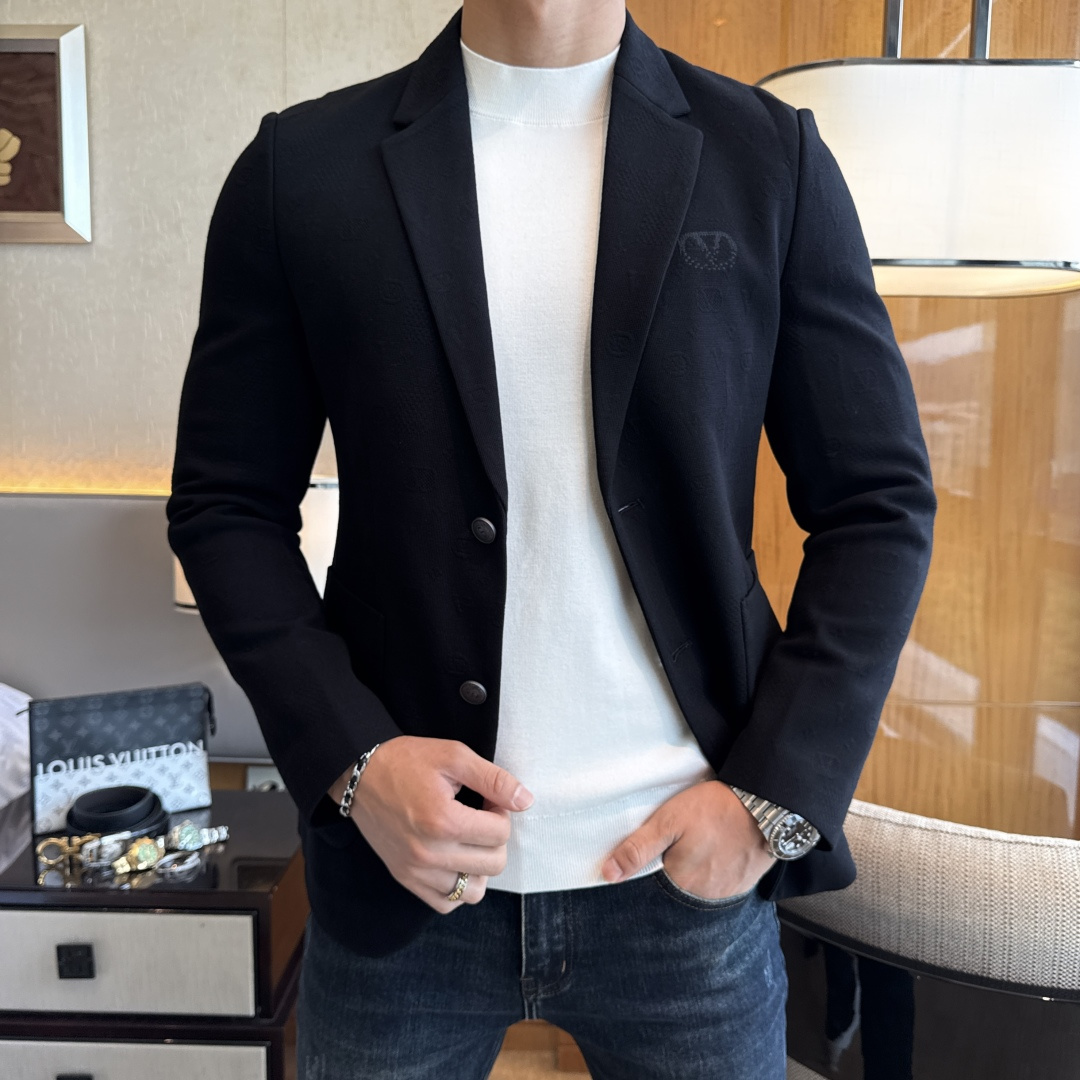 NO:570741,Valentino - 2025ss Snake autumn and winter hot style casual suit jacket. The most fashionable and simple design, elegant and decent, casual and exquisite. Fabric This technology customized polyester fabric, not a traditional design, more youthful and fashionable. The details are very particular. The upper body effect is a regular style but the tailoring is very special. The effect is not loose or slim. It is moderate. No matter whether you are fat or thin, there are different styles. Sizes 48-56, valentino, jackets & coats, business  suit,alexander wang19860909华伦天奴 - 2025ss蛇年秋冬大爆款休闲西装外套 最为时尚简约设计,大气得体,随意中凸显精致.面料 此款科技定制聚酯纤维面料, 不是传统的设计 更加显得年轻时尚 细节 非常讲究 上身效果属于常规款但是剪裁非常特别 效果并不是宽松 也不是修身 属于适中 无论胖瘦穿上身 都有不同的风格尺码48-56,,valentino,jackets & coats,business suit,alexander wang,Men's clothing