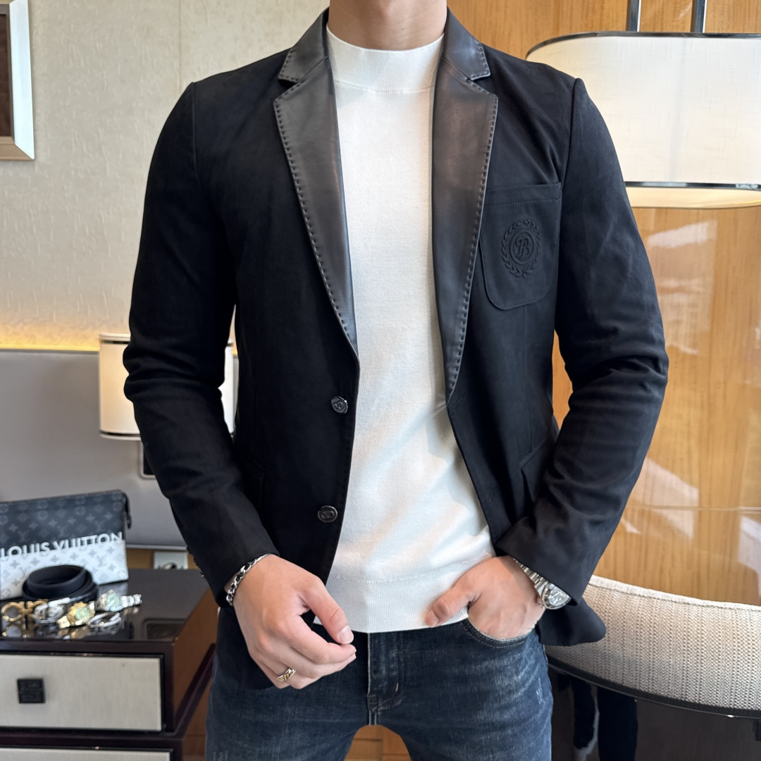 NO:573639,Balmain - 2025ss Year of the Snake autumn and winter hot style casual suede and leather suit jacket. The most fashionable and simple design, elegant and decent, highlighting the sophistication in casualness. Fabric This technologically customized polyester fabric is not a traditional design and looks more youthful and fashionable. The details are very particular. The upper body effect is a regular style but the tailoring is very special. The effect is not loose nor slim. It is moderate. No matter whether you are fat or thin, there are different styles. Sizes 48-56, balmain, jackets &  coats,business suit,chamois leather,alexander wang19860909巴尔曼 - 2025ss蛇年秋冬大爆款休闲麂皮绒拼皮西装外套 最为时尚简约设计,大气得体,随意中凸显精致.面料 此款科技定制聚酯纤维面料, 不是传统的设计 更加显得年轻时尚 细节 非常讲究 上身效果属于常规款但是剪裁非常特别 效果并不是宽松 也不是修身 属于适中 无论胖瘦穿上身 都有不同的风格尺码48-56,,balmain,jackets & coats,business suit,chamois leather,alexander wang,Men's clothing