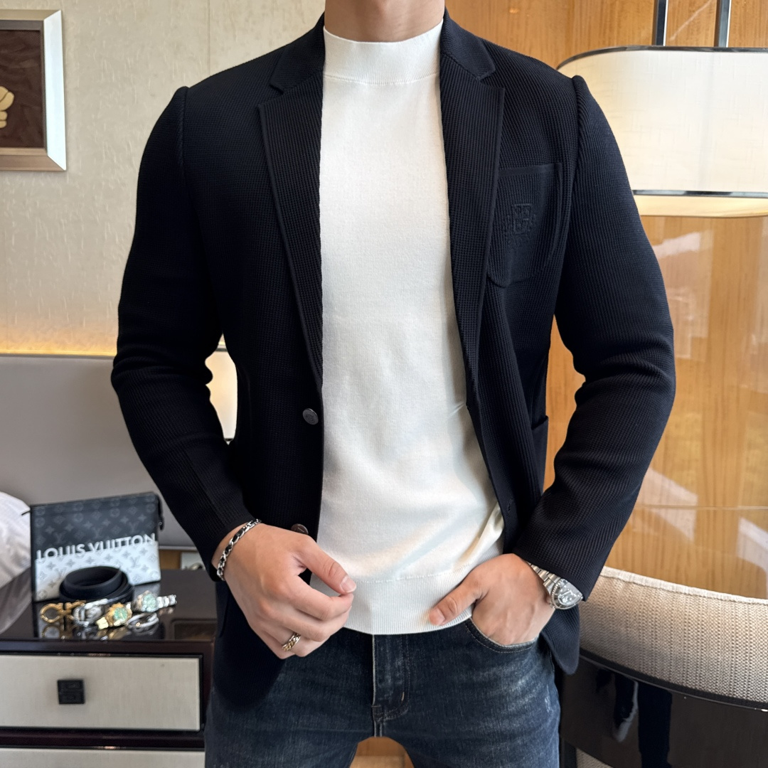 NO:570735,LP Noyo - 2025ss Snake autumn and winter hot style casual knitted suit jacket. The most fashionable and simple design, decent and casual, highlighting the exquisiteness. Fabric This technologically customized polyester fabric is not a traditional design and looks more youthful and fashionable. The details are very particular. The upper body effect is a regular style but the tailoring is very special. The effect is not loose or slim. It is moderate. No matter whether you are fat or thin, you have different styles. Sizes 48-56, loro piana,jackets &  coats,business suit,alexander wang19860909LP诺悠 - 2025ss蛇年秋冬大爆款休闲针织西装外套 最为时尚简约设计,大气得体,随意中凸显精致.面料 此款科技定制聚酯纤维面料, 不是传统的设计 更加显得年轻时尚 细节 非常讲究 上身效果属于常规款但是剪裁非常特别 效果并不是宽松 也不是修身 属于适中 无论胖瘦穿上身 都有不同的风格尺码48-56,,loro piana,jackets & coats,business suit,alexander wang,Men's clothing