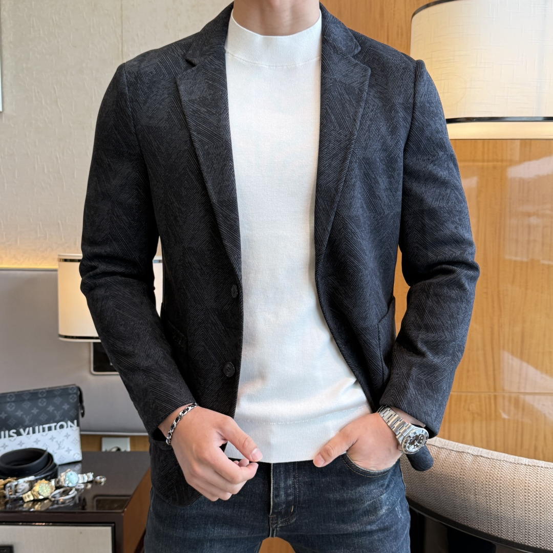 NO:570745,LP Noyo - 2025ss Snake Autumn and Winter hot style casual suit jacket. The most fashionable and simple design, elegant and decent, casual and exquisite. Fabric This technology customized polyester fabric, not a traditional design, more youthful and fashionable. The details are very particular. The upper body effect is a regular style but the tailoring is very special. The effect is not loose or slim. It is moderate. No matter whether you are fat or thin, there are different styles. Sizes 48-56, loro piana, jackets & coats, business  suit,alexander wang19860909LP诺悠 - 2025ss蛇年秋冬大爆款休闲西装外套 最为时尚简约设计,大气得体,随意中凸显精致.面料 此款科技定制聚酯纤维面料, 不是传统的设计 更加显得年轻时尚 细节 非常讲究 上身效果属于常规款但是剪裁非常特别 效果并不是宽松 也不是修身 属于适中 无论胖瘦穿上身 都有不同的风格尺码48-56,,loro piana,jackets & coats,business suit,alexander wang,Men's clothing