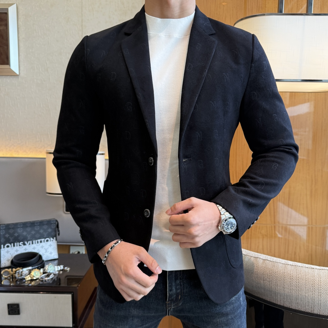 NO:570773,Armani - 2025ss Snake autumn and winter hot style casual wool suit jacket. The most fashionable and simple design, elegant and decent, casual and exquisite. Fabric This technology customized polyester fabric, not a traditional design, more youthful and fashionable. The details are very particular. The upper body effect is a regular style but the tailoring is very special. The effect is not loose or slim. It is moderate. No matter whether you are fat or thin, there are different styles. Sizes 48-56, armani, jackets & coats, business  suit,alexander wang19860909阿玛尼 - 2025ss蛇年秋冬大爆款休闲羊毛西装外套 最为时尚简约设计,大气得体,随意中凸显精致.面料 此款科技定制聚酯纤维面料, 不是传统的设计 更加显得年轻时尚 细节 非常讲究 上身效果属于常规款但是剪裁非常特别 效果并不是宽松 也不是修身 属于适中 无论胖瘦穿上身 都有不同的风格尺码48-56,,armani,jackets & coats,business suit,alexander wang,Men's clothing