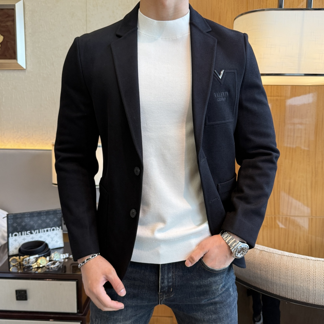 NO:570766,Valentino - 2025ss Year of the Snake autumn and winter hot style casual wool suit jacket. The most fashionable and simple design, decent and casual, highlighting the exquisiteness. Fabric This technology customized polyester fabric is not a traditional design and looks more youthful and fashionable. The details are very particular. The upper body effect is a regular style but the tailoring is very special. The effect is not loose or slim. It is moderate. No matter whether you are fat or thin, there are different styles. Sizes 48-56, valentino, jackets & coats, business  suit,alexander wang19860909华伦天奴 - 2025ss蛇年秋冬大爆款休闲羊毛西装外套 最为时尚简约设计,大气得体,随意中凸显精致.面料 此款科技定制聚酯纤维面料, 不是传统的设计 更加显得年轻时尚 细节 非常讲究 上身效果属于常规款但是剪裁非常特别 效果并不是宽松 也不是修身 属于适中 无论胖瘦穿上身 都有不同的风格尺码48-56,,valentino,jackets & coats,business suit,alexander wang,Men's clothing