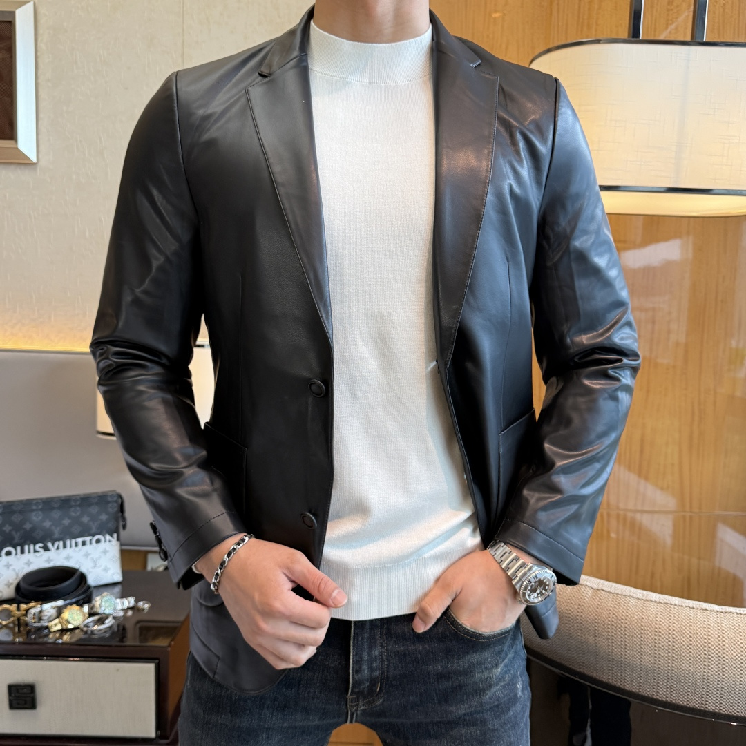 NO:570784,Armani -  Men's sheepskin suit jacket. Trade goods from foreign companies, limited edition direct supply from overseas, 2025 autumn and winter high-end show model, heavyweight product, palace-level appreciation beauty. The simple design and tailoring are clean and neat, combined with the splicing of the overall genuine sheepskin, free and easy to release. It is not only attractive in appearance, but also very practical. It is easy to move and feels unrestrained when worn. The clothes are shaped like a jacket and feel warm and plump.  It is elastic and is a small jacket that can keep out the cold in the southern winter. It is made of high-quality fabrics and feels warm and comfortable. The chest is full of luxury and low-key heavy-duty design. The details are exquisite and the colors are not only versatile but also very high-end. The upper body is full of style. It is a unique type of zero-collision shirt on the market. Sizes M-3XL, can be worn up to 190 pounds.,,armani,jackets  &   coats,jackets & coats,business suit,sheepskin,alexander wang19860909阿玛尼 - 男士绵羊皮西装西服外套.洋行贸易货,海外直供限量款,25年秋冬高级秀场款,重磅级臻品,殿堂级品鉴尤物.简约设计剪裁干净利落的同时,结合整体真皮绵羊皮的拼接,洒脱与率性释放出来,不仅耐看,实用性也是很好的,便于活动,穿上身感觉无拘无束,衣服形似夹克,手感温暖、丰满、富有弹性,是一款南方冬天可以御寒的小外套,高品质定面料,触感温暖手感舒服,胸前充满奢华感又低调的重工设计,细节匠心考究,颜色不仅百搭还非常显高级,上身款型十足,市面零撞衫的类型,属于独一无二的存在.尺码M-3XL,最大可穿到190斤.,,armani,jackets & coats,jackets & coats,business suit,sheepskin,alexander wang,Men's clothing