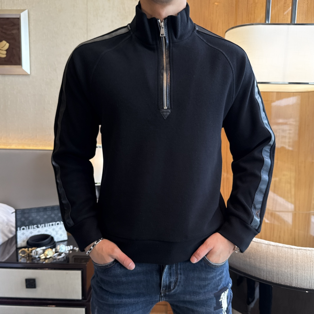 NO:570746,Prada - 2025ss hot new style in autumn, the highest version of fashionable leather sweatshirt T-shirt, a classic that must be released every year. Favored and respected by major stars, it selects high-end European cotton blended fabrics, is made with heavy craftsmanship, original hardware accessories logo design, soft and smooth, and dense texture!  Stylish upper body!  One of the impeccable must-have styles for autumn!  M-3XL,,prada,hoodie,sweatshirts,tees,t-shirt,alexander wang19860909普拉达 - 2025ss秋季大爆新款,最高版本时尚拼皮卫衣T恤、每年必出的经典之作.受各大明星的青睐推崇,精选高端欧棉混纺面料,重工艺制作,原版五金辅料logo设计,柔软顺滑,质地密实！上身时尚有型！秋季无可挑剔必选款式之一！M-3XL,,prada,hoodie,sweatshirts,tees，t-shirt,alexander wang,Men's clothing