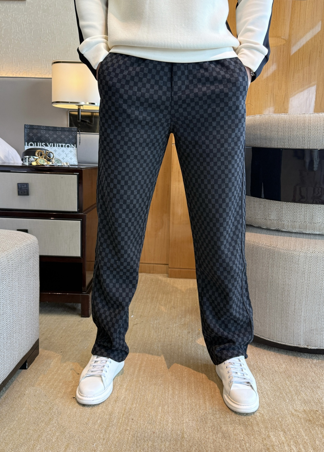 NO:570718,LV - 2025ss autumn and winter counters simultaneously popular casual wide-leg pants. This season's must-have versatile style, the upper body is extremely outstanding, super versatile style, 1:1 replica of the original version, complete with three standards!  The counter is designed with the latest fashion elements, imported custom-woven high-quality European cotton fabrics, with super good styles, a must-have for casual fashion!  Highly recommended, sizes 29-38, louis vuitton, alexander wang19860909LV - 2025ss秋冬专柜同步爆款休闲宽腿裤,本季必入百搭款式,上身极为出挑,超级百搭款 ,原版1:1复刻,三标齐全！专柜最新时尚元素设计,进口定织高品质欧棉面料,版型超好,休闲时尚必备！强烈推荐款 尺码 29-38,,louis vuitton,alexander wang,Men's clothing