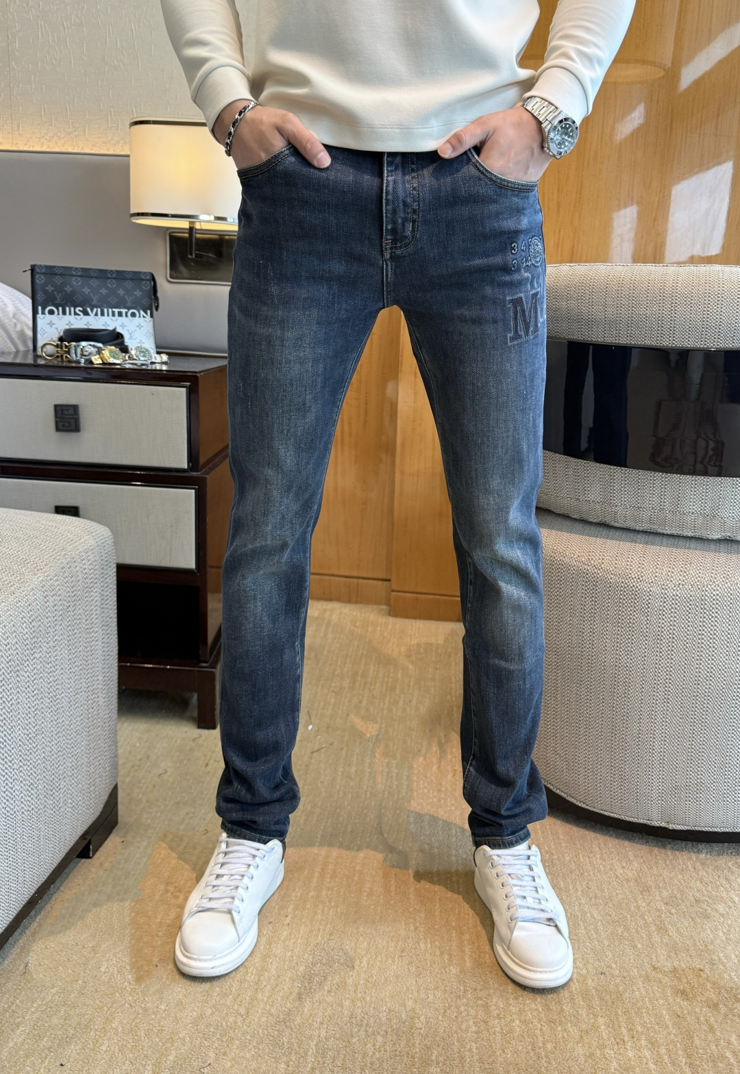 NO:570750,Margiela - 2025ss Year of the Snake Autumn and Winter Jeans. Original 1:1 production, the perfect choice for daily essentials, simple and stylish, custom imported denim fabric, heavy washing process, complex workmanship and exquisite craftsmanship. Easily cater to the needs of the four seasons, soft and elastic to the touch, smooth and neat, original accessories and hardware, comfortable upper body, very easy to wear and durable, size 29-38, masion margiela,jeans,alexander wang19860909马吉拉 - 2025ss蛇年秋冬牛仔裤.原单1:1制作,日常必备的完美之选,简单大气亦时尚有型,定制进口丹宁面料 ,重工洗水工艺,做工复杂工艺精湛.轻松迎合四季需要,手感柔软带弹力,流畅利落,原版辅料五金,上身舒适非常易搭耐看码数29-38,,masion margiela,jeans,alexander wang,Men's clothing