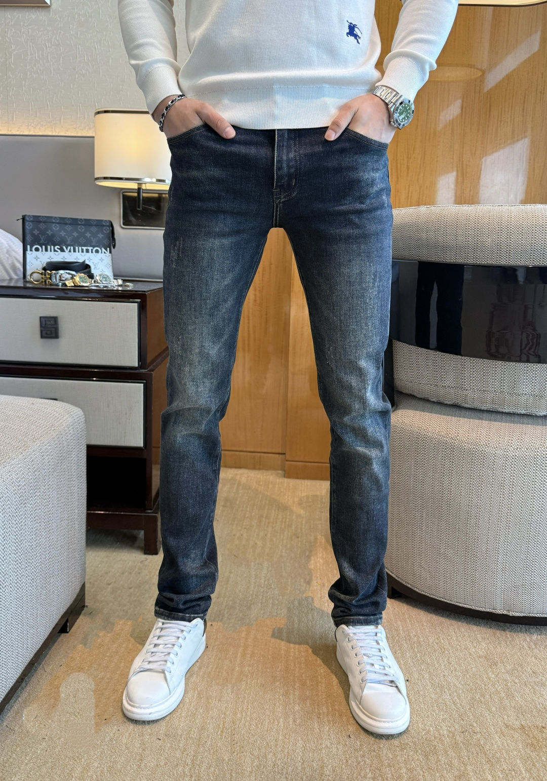 NO:570755,LV- 2025ss Year of the Snake Autumn and Winter Jeans. Original 1:1 production, the perfect choice for daily essentials, simple and stylish, custom imported denim fabric, heavy washing process, complex workmanship and exquisite craftsmanship. Easily cater to the needs of the four seasons, soft and elastic to the touch, smooth and neat, original accessories and hardware, comfortable upper body, very easy to wear and durable, size 29-36, louis vuitton, jeans, alexander wang19860909LV- 2025ss蛇年秋冬牛仔裤.原单1:1制作,日常必备的完美之选,简单大气亦时尚有型,定制进口丹宁面料 ,重工洗水工艺,做工复杂工艺精湛.轻松迎合四季需要,手感柔软带弹力,流畅利落,原版辅料五金,上身舒适非常易搭耐看码数29-36,,louis vuitton,jeans,alexander wang,Men's clothing