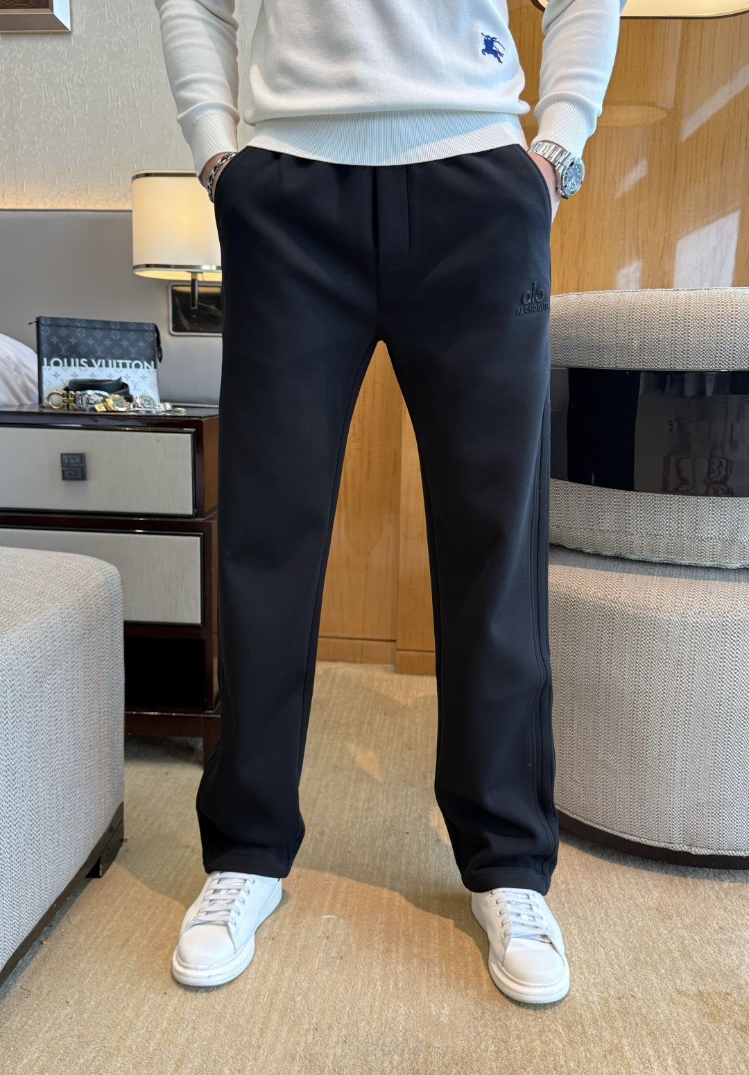 NO:570760,alo - 2025ss autumn and winter counters simultaneously popular casual wide-leg pants. This season's must-have versatile style, the upper body is extremely outstanding, super versatile style, original 1:1 replica, complete with three standards!  The counter is designed with the latest fashion elements, imported custom-woven high-quality European cotton fabrics, with super good styles, a must-have for casual fashion!  Highly recommended, size 29-36, alexander wang19860909alo - 2025ss秋冬专柜同步爆款休闲宽腿裤,本季必入百搭款式,上身极为出挑,超级百搭款 ,原版1:1复刻,三标齐全！专柜最新时尚元素设计,进口定织高品质欧棉面料,版型超好,休闲时尚必备！强烈推荐款 尺码 29-36,,alexander wang,Men's clothing