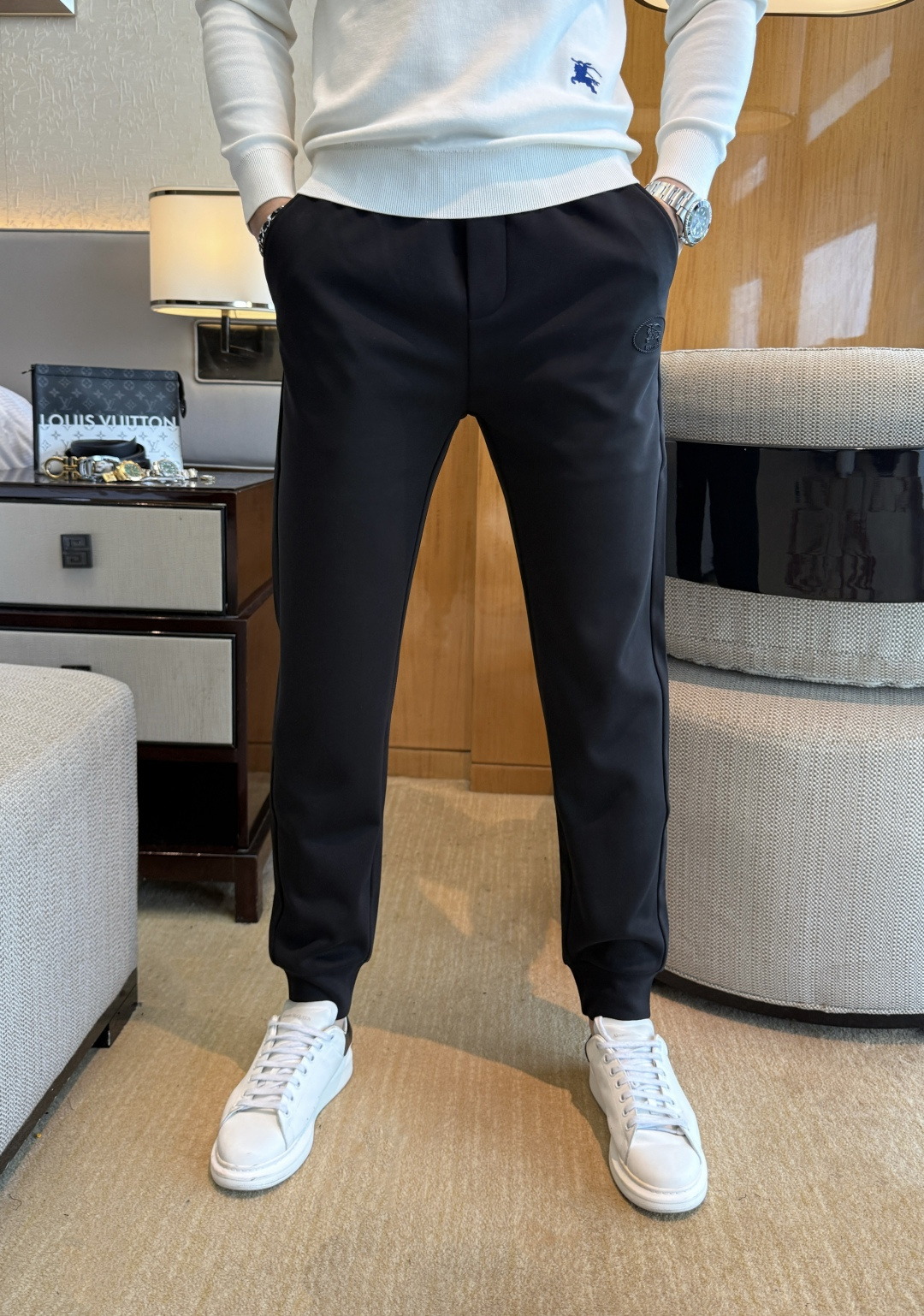 NO:570724,Burberry - 2025ss autumn and winter counters simultaneously popular casual pants, a must-have versatile style this season, the upper body is extremely outstanding, super versatile style, original 1:1 replica, complete with three standards!  The counter is designed with the latest fashion elements, imported custom-woven high-quality European cotton fabrics, with super good styles, a must-have for casual fashion!  Highly recommended size 29-38, burberry, alexander wang19860909巴宝莉 - 2025ss秋冬专柜同步爆款休闲裤,本季必入百搭款式,上身极为出挑,超级百搭款 ,原版1:1复刻,三标齐全！专柜最新时尚元素设计,进口定织高品质欧棉面料,版型超好,休闲时尚必备！强烈推荐款 尺码 29-38,,burberry,alexander wang,Men's clothing