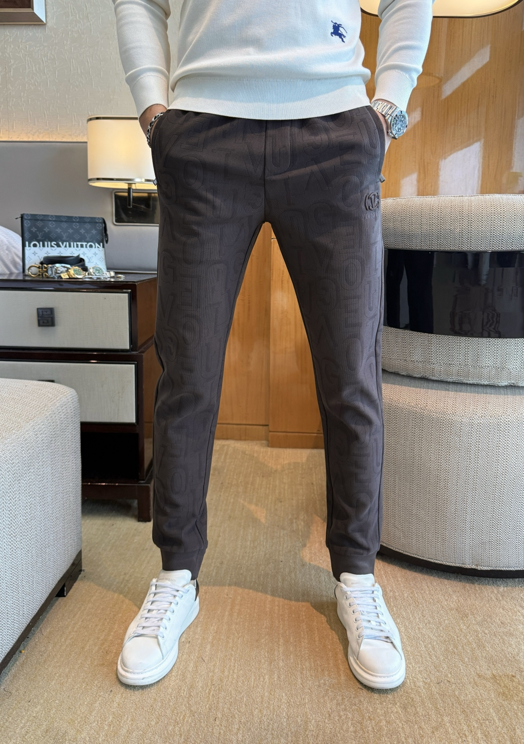 NO:570736,Valentino - 2025 SS Autumn and Winter counters simultaneously popular casual pants, a must-have versatile style this season, the upper body is extremely outstanding, super versatile style, original 1:1 replica, complete with three standards!  The counter is designed with the latest fashion elements, imported custom-woven high-quality European cotton fabrics, with super good styles, a must-have for casual fashion!  Highly recommended size 29-36, valentino, alexander wang19860909华伦天奴 - 2025ss秋冬专柜同步爆款休闲裤,本季必入百搭款式,上身极为出挑,超级百搭款 ,原版1:1复刻,三标齐全！专柜最新时尚元素设计,进口定织高品质欧棉面料,版型超好,休闲时尚必备！强烈推荐款 尺码 29-36,,valentino,alexander wang,Men's clothing