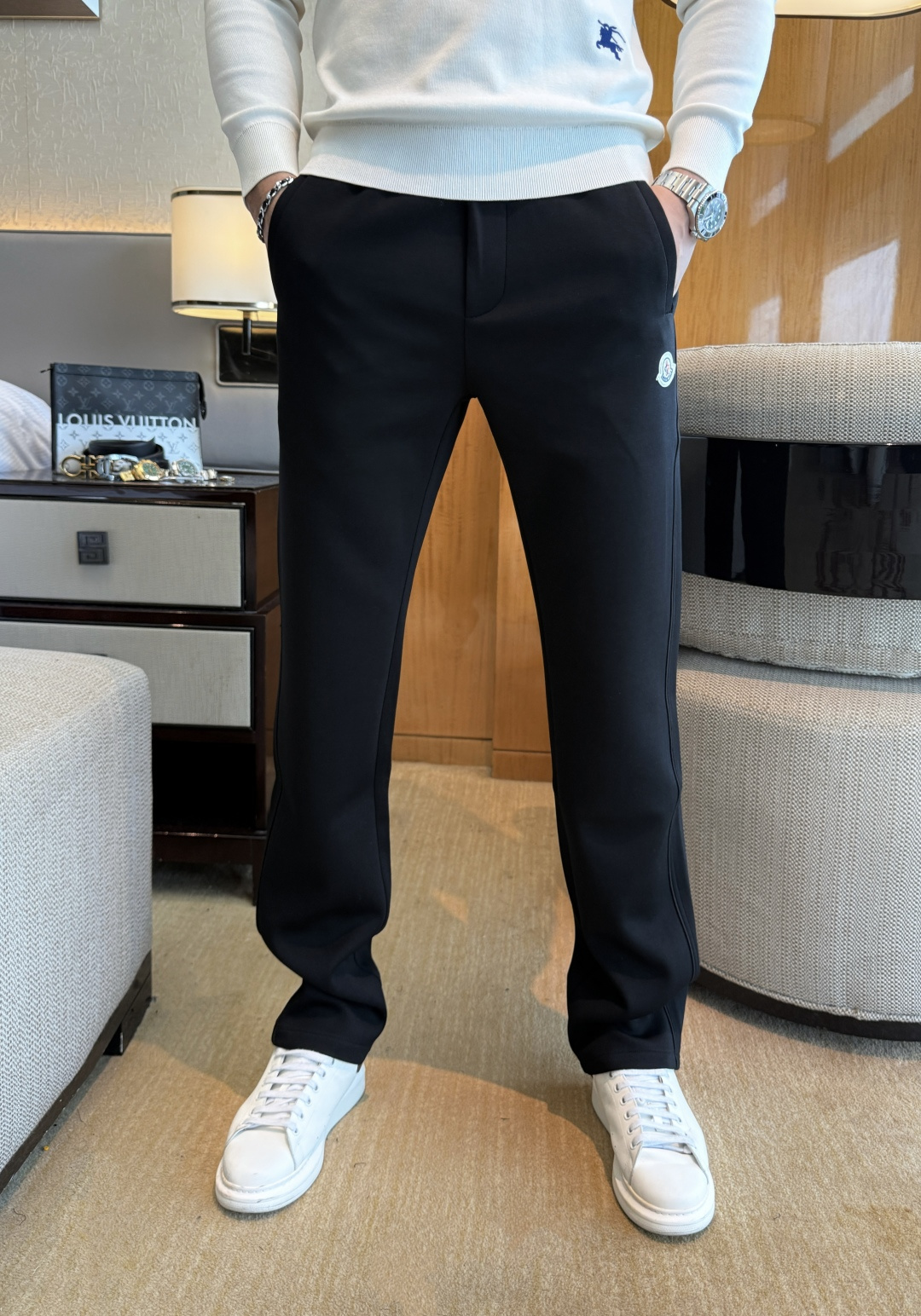 NO:570730,Meng Mouth - 2025SS autumn and winter counters simultaneously popular casual pants, a must-have versatile style this season, the upper body is extremely outstanding, super versatile style, 1:1 replica of the original version, complete with three labels!  The counter is designed with the latest fashion elements, imported custom-woven high-quality European cotton fabrics, with super good styles, a must-have for casual fashion!  Highly recommended, sizes 29-38, Moncler, alexander wang19860909蒙口 - 2025ss秋冬专柜同步爆款休闲裤,本季必入百搭款式,上身极为出挑,超级百搭款 ,原版1:1复刻,三标齐全！专柜最新时尚元素设计,进口定织高品质欧棉面料,版型超好,休闲时尚必备！强烈推荐款 尺码 29-38,,Moncler,alexander wang,Men's clothing