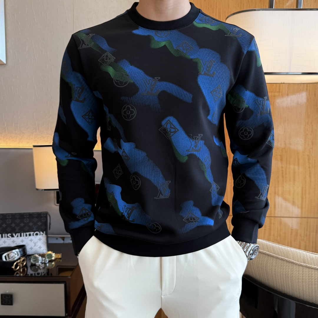 NO:598292,LV - 2025ss Autumn hot new model, the highest version of fashionable pullover sweatshirt, a must-have classic every year. Favored and respected by major stars, it uses high-end European cotton blended fabrics, heavy craftsmanship, original hardware accessories and logo design, soft and smooth, and dense texture!  Stylish upper body!  One of the impeccable must-have styles for autumn!  M-3XL,,louis vuitton,hoodie,sweatshirts,alexander wang19860909LV - 2025ss秋季大爆新款,最高版本时尚套头卫衣、每年必出的经典之作.受各大明星的青睐推崇,精选高端欧棉混纺面料,重工艺制作,原版五金辅料logo设计,柔软顺滑,质地密实！上身时尚有型！秋季无可挑剔必选款式之一！M-3XL,,louis vuitton,hoodie,sweatshirts,alexander wang,Men's clothing