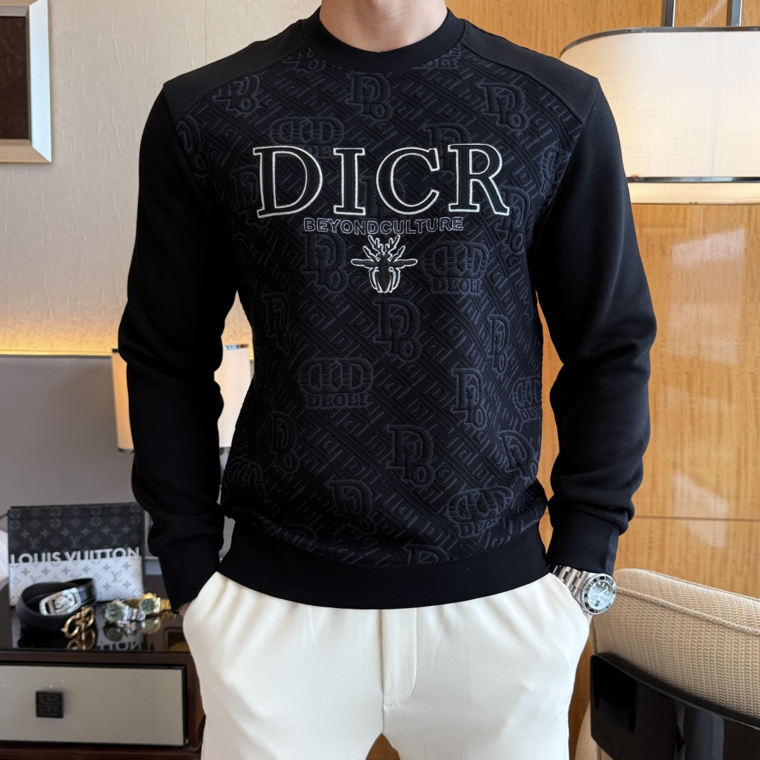 NO:597125,Dior - 2025ss hot new style in autumn, the highest version of fashionable pullover sweatshirt, a classic that must be released every year. Favored and respected by major stars, it uses high-end European cotton blended fabrics, heavy craftsmanship, original hardware accessories and logo design, soft and smooth, and dense texture!  Stylish upper body!  One of the impeccable must-have styles for autumn!  M-3XL can wear up to 190 pounds!  ,,dior,hoodie,sweatshirts,alexander wang19860909迪奥 - 2025ss秋季大爆新款,最高版本时尚套头卫衣、每年必出的经典之作.受各大明星的青睐推崇,精选高端欧棉混纺面料,重工艺制作,原版五金辅料logo设计,柔软顺滑,质地密实！上身时尚有型！秋季无可挑剔必选款式之一！M-3XL 最大穿190斤！,,dior,hoodie,sweatshirts,alexander wang,Men's clothing