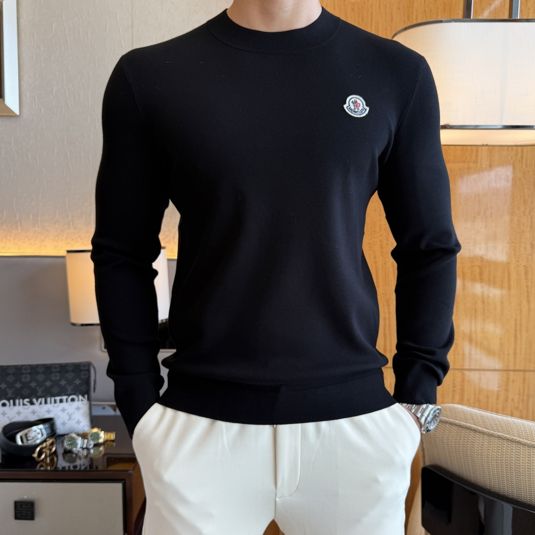 NO:597164,Mengkou - 2025SS Autumn and Winter counter's popular knitted sweater, casual and fashionable outer wear, a must-have for inner wear, customized imported wool blended fabric, the fabric has a delicate feel, close to the body and is comfortable without digging into the flesh, and the upper body has a good shape. It is warm to wear, and the counter logo design is very unique. The original quality and craftsmanship are definitely the highest version on the market. The top original version is awesome to wear. It is soft and stiff, not easy to deform. The seams and seams are very rigorous and elegant. Absolute first-line OEM requirements!  Don’t miss it, male gods!  Size M-3XL,,Moncler,alexander wang19860909蒙口 - 2025ss秋冬专柜大爆款针织毛衫,休闲时尚外穿 内搭必备款,定制进口羊毛混纺面料,面料手感细腻,贴身舒适不扎肉,上身版型好 穿着保暖,专柜标志设计非常独特,原版品质与工艺 绝对市场最高版本 顶级原版穿着超赞 柔顺挺括,不易变形.锁边缝盘都非常严谨考究 绝对一线代工要求！男神们别错过！ 尺码 M-3XL,,Moncler,alexander wang,Men's clothing