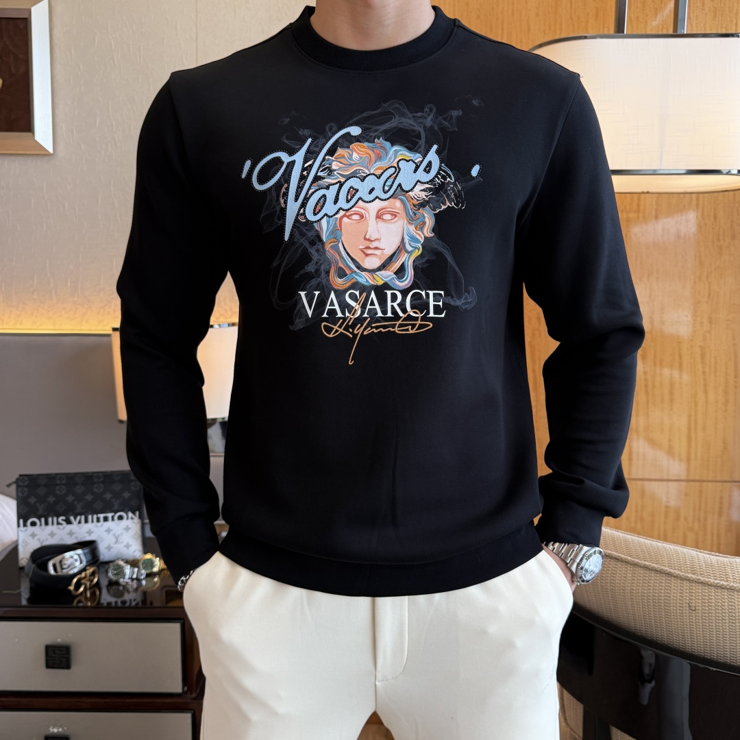 NO:598290,Versace - 2025SS hot new style in autumn, the highest version of fashionable pullover sweatshirt, a classic that must be released every year. Favored and respected by major stars, it uses high-end European cotton blended fabrics, heavy craftsmanship, original hardware accessories and logo design, soft and smooth, and dense texture!  Stylish upper body!  One of the impeccable must-have styles for autumn!  M-3XL,,versace,hoodie,sweatshirts,alexander wang19860909范思哲 - 2025ss秋季大爆新款,最高版本时尚套头卫衣、每年必出的经典之作.受各大明星的青睐推崇,精选高端欧棉混纺面料,重工艺制作,原版五金辅料logo设计,柔软顺滑,质地密实！上身时尚有型！秋季无可挑剔必选款式之一！M-3XL,,versace,hoodie,sweatshirts,alexander wang,Men's clothing