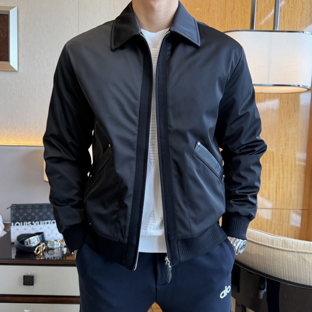 NO:597134,LP Noyo - 2025ss counter's most popular fashionable down jacket, made of high-end polyester fiber fabrics, heavy craftsmanship design, the counter's latest brand element design, making men more handsome and stylish, the fabric is close-fitting and comfortable, and has strong warmth retention!  Customized original hardware accessories, complex turning, exquisite craftsmanship, and high-quality 90 white duck down fillers will make you more elegant and warm all winter [satisfied]. The style is simple, fashionable and generous, a fashionable casual item, wearing it will make you the center of attention wherever you go!  Fashion is always close to you. Size M - 3XL (model 178/145 pounds upper body size L),,loro piana,jackets & coats,jackets & coats,down jacket,alexander wang19860909LP诺悠 - 2025ss专柜大爆款时尚羽绒夹克外套,采用高档聚酯纤维面料制作,重工艺设计,专柜最新品牌元素设计,让男人更帅气有型,面料贴身舒适,保暖性非常强！定制原版五金辅料,车工复杂,工艺精湛,填充物采用高品质90白鸭绒,让你整个冬天有风度更有温度[得意].版型简洁时尚大方,时尚潮流休闲单品,穿上它让你走到那里都是焦点！时尚总是离你很近码数Ｍ - 3XL (模特178/145斤上身L码),,loro piana,jackets & coats,jackets & coats,down jacket,alexander wang,Men's clothing