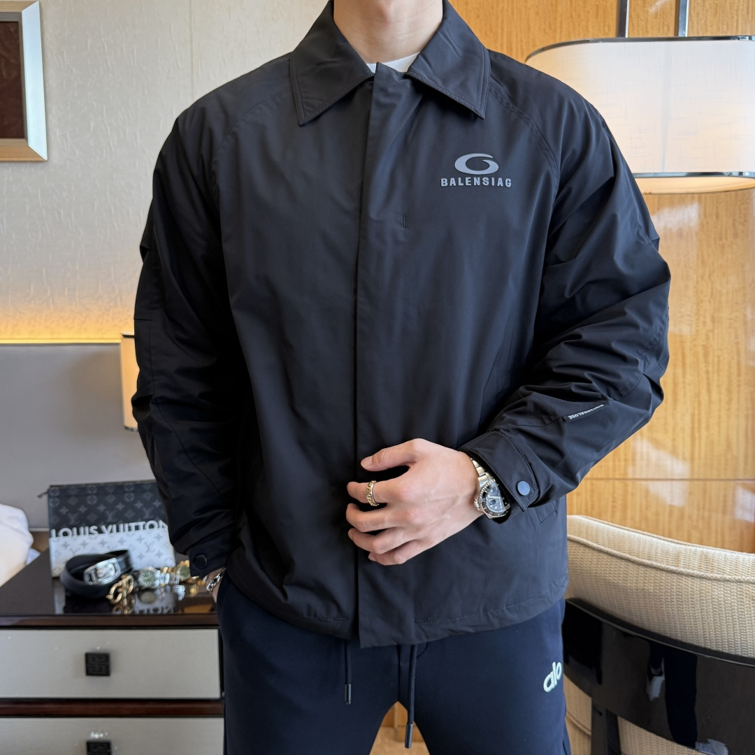 NO:597129,Balenciaga - 2025ss autumn and winter hot-selling boutique jackets, customized high-quality polyester fiber fabrics!  Logo design with top fashion big-name elements, complete with three standards!  Original hardware accessories, smooth lines, exquisite craftsmanship, awesome upper body shape, comfortable fabrics, windproof and warm, it is very fashionable, handsome and a must-have for casual and fashionable men with any combination!  Sizes M-3XL can fit up to 190 pounds!  ,,balenciaga,jackets & coats,jackets & coats,alexander wang19860909巴黎世家 - 2025ss秋冬大爆款精品夹克外套,定制高品质聚酯纤维面料！顶级时尚大牌元素logo设计,三标齐全！原版五金辅料,线条流畅,工艺精致,上身版型超赞,面料舒适,挡风保暖,随意搭配都非常时尚帅气休闲时尚男仕必备款哦！尺码M-3XL 最大可穿190斤！,,balenciaga,jackets & coats,jackets & coats,alexander wang,Men's clothing