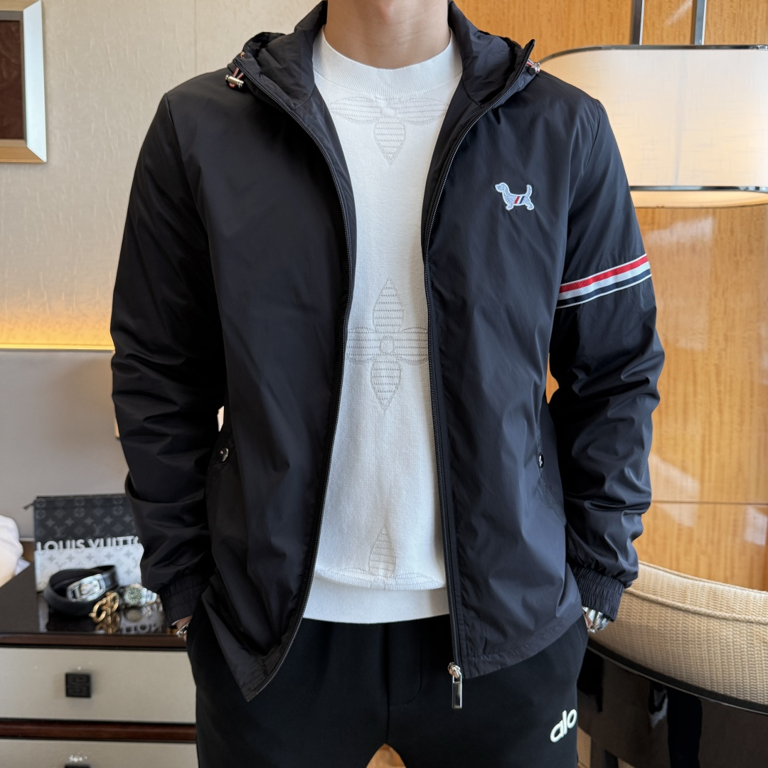 NO:597132,TB - 2025ss autumn and winter hot style boutique jacket, customized high-quality polyester fiber fabric!  Logo design with top fashion big-name elements, complete with three standards!  Original hardware accessories, smooth lines, exquisite craftsmanship, awesome upper body shape, comfortable fabrics, windproof and warm, it is very fashionable, handsome and a must-have for casual and fashionable men with any combination!  Sizes M-3XL can fit up to 190 pounds!  ,,jackets & coats,jackets & coats,alexander wang19860909TB - 2025ss秋冬大爆款精品夹克外套,定制高品质聚酯纤维面料！顶级时尚大牌元素logo设计,三标齐全！原版五金辅料,线条流畅,工艺精致,上身版型超赞,面料舒适,挡风保暖,随意搭配都非常时尚帅气休闲时尚男仕必备款哦！尺码M-3XL 最大可穿190斤！,,jackets & coats,jackets & coats,alexander wang,Men's clothing