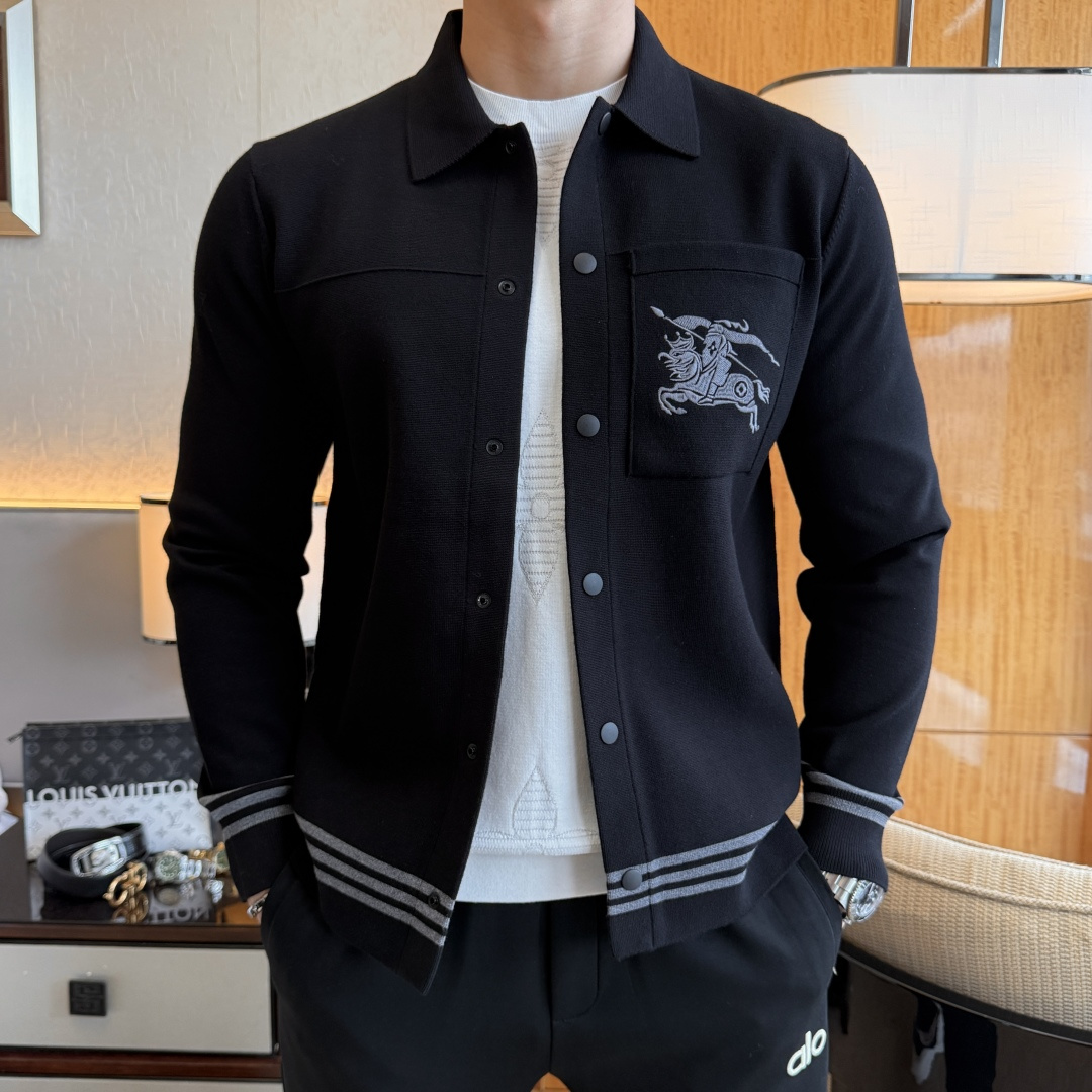 NO:623317,Burberry –  2025 new autumn and winter men's wool knitted cardigan jacket. The hot-selling item is on sale at the counter, and every major fashion buyer star has a versatile item. It is simple and fashionable, and the upper body is full of gentleman style. The whole sweater is not only exquisite in texture, but also finely crafted and evenly arranged.  Qi. The overall beautiful appearance ensures that the silhouette of the clothes is not easily deformed. The customized wool fabric is neither very loose nor very tight, and has very good recovery properties. A fashion item that is both cold-resistant and fashionable in autumn and winter. m-3XL,, burberry, jackets  & coats,sweaters,alexander wang19860909巴宝莉 - 2025秋冬新款男士羊毛针织开衫外套.专柜在售爆款单品,各大时尚买手明星人手一件的百搭单品.简单时尚甚是好看,上身绅士范十足.整件毛衣不单纹理工艺精美,走线更是精工细作均匀整齐.整体美观大方保证了衣服的廓形不易变形.定制羊毛面料,既不会很宽松也不会很紧绷,恢复性非常好.秋冬御寒与时尚兼备的一款时装单品.m-3XL,,burberry,jackets & coats,sweaters,alexander wang,Men's clothing