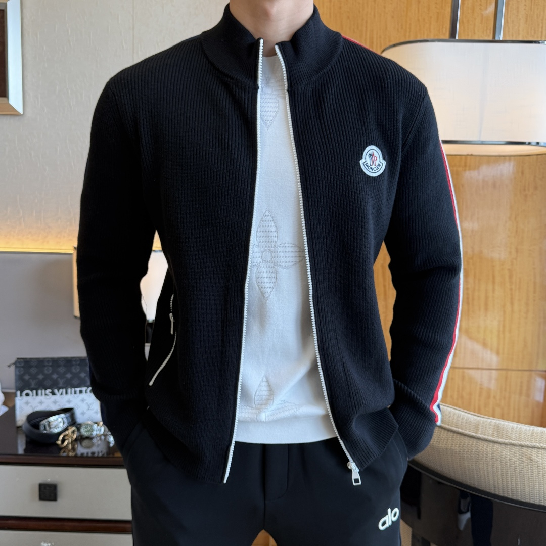 NO:623322,Mouth -  2025 new autumn and winter men's wool knitted cardigan jacket. The hot-selling item is on sale at the counter, and every major fashion buyer star has a versatile item. It is simple and fashionable, and the upper body is full of gentleman style. The whole sweater is not only exquisite in texture, but also finely crafted and evenly arranged.  Qi. The overall beautiful appearance ensures that the silhouette of the clothes is not easily deformed. The customized wool fabric is neither very loose nor very tight, and has very good recovery properties. A fashion item that is both cold-resistant and fashionable in autumn and winter. m-3XL,, Moncler, jackets  & coats,sweaters,alexander wang19860909蒙口 - 2025秋冬新款男士羊毛针织开衫外套.专柜在售爆款单品,各大时尚买手明星人手一件的百搭单品.简单时尚甚是好看,上身绅士范十足.整件毛衣不单纹理工艺精美,走线更是精工细作均匀整齐.整体美观大方保证了衣服的廓形不易变形.定制羊毛面料,既不会很宽松也不会很紧绷,恢复性非常好.秋冬御寒与时尚兼备的一款时装单品.m-3XL,,Moncler,jackets & coats,sweaters,alexander wang,Men's clothing