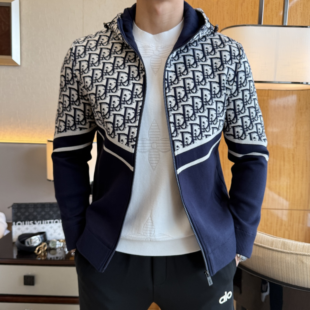 NO:597126,Dior - 2025ss autumn and winter hot-selling boutique jacket, customized with high-quality polyester fiber fabric!  Logo design with top fashion big-name elements, complete with three standards!  Original hardware accessories, smooth lines, exquisite craftsmanship, awesome upper body shape, comfortable fabrics, windproof and warm, it is very fashionable, handsome and a must-have for casual and fashionable men with any combination!  Sizes M-3XL can fit up to 190 pounds!  ,,dior,jackets & coats,jackets & coats,alexander wang19860909迪奥 - 2025ss秋冬大爆款精品夹克外套,定制高品质聚酯纤维面料！顶级时尚大牌元素logo设计,三标齐全！原版五金辅料,线条流畅,工艺精致,上身版型超赞,面料舒适,挡风保暖,随意搭配都非常时尚帅气休闲时尚男仕必备款哦！尺码M-3XL 最大可穿190斤！,,dior,jackets & coats,jackets & coats,alexander wang,Men's clothing