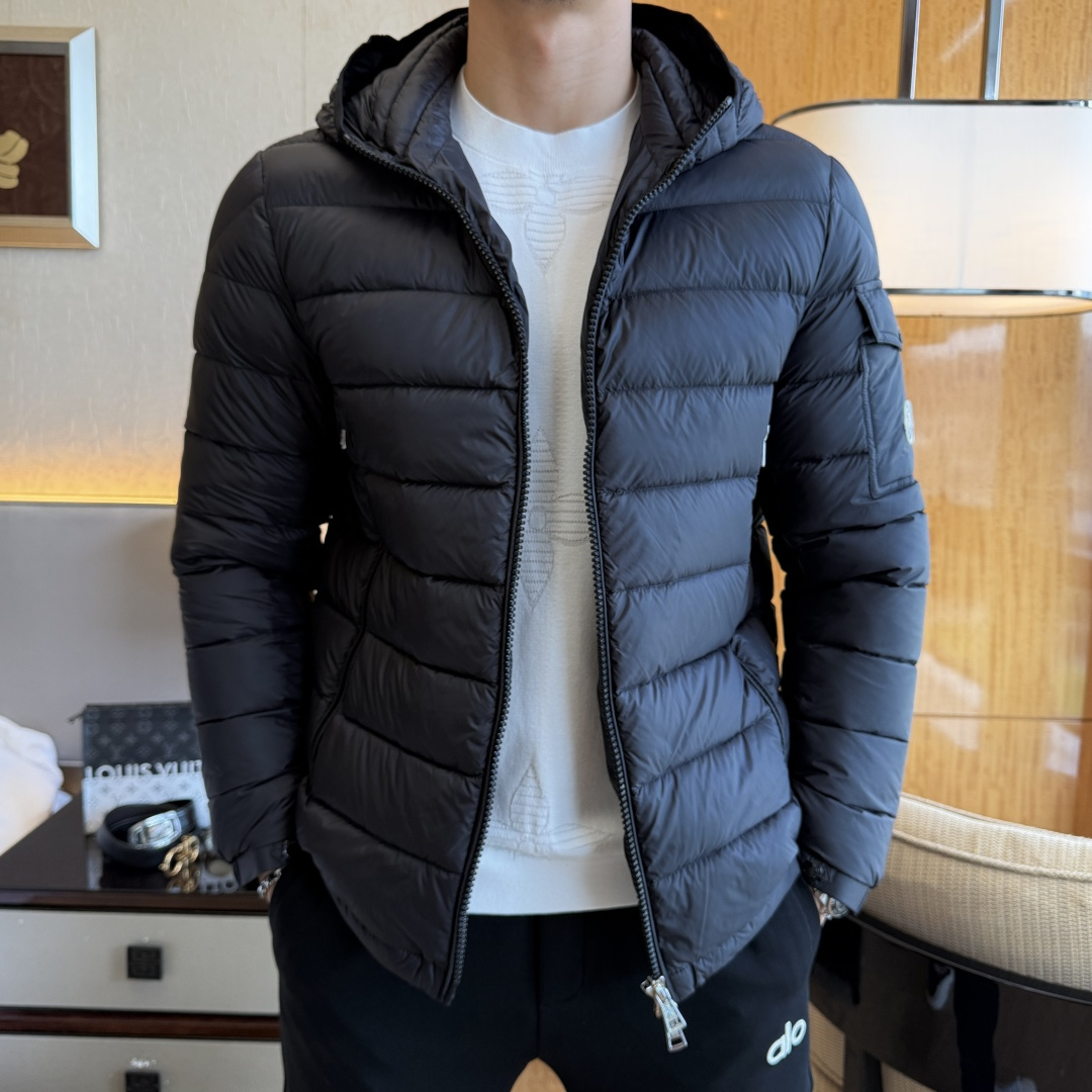 NO:601463,Mengkou - Men's business casual down jacket, sourced from Hong Kong foreign companies, top pure blood quality, original factory OEM, 25F/W autumn and winter new products, high-end first-line ready-to-wear series!  As the most powerful magic weapon in the MO family series, it has accumulated a very high reputation. It perfectly integrates fashion aesthetics and new urban business and leisure concepts. It continues the consistent design tone of the EZ family. It perfectly interprets the Italian minimalist, capable and outdoor functional style throughout the body. It is both solemn and harmonious, and the upper body is full of style!  In terms of overall design tone, it still follows the minimalist line of the MO family. The lines are smooth and capable, and there are no complicated craftsmanship elements. It is only based on fabrics and craftsmanship. Simplicity is the most advanced way of expression and the highest level of temperament and taste. The chest is decorated with embroidered brand logo, which is a close-up of the soul!  The custom-made Italian fabric supplied by the customer has excellent windproof and waterproof properties. The inner liner is filled with Taiwanese white duck down and high-quality jade down extracted from the belly of the white goose. It has no odor and has excellent temperature locking effect and warmth retention!  The details are exquisite and outstanding, the placket is decorated with classic brown leather material, the collar is designed with windproof drawstrings, the hood collar is detachable, and the double zipper opening and closing configuration is available!  The tailoring is first-class, clean and neat, the upper body is full of shape, without any bloat on the upper body, very slim and lightweight, with a perfect combination of grace and warmth. The color is light and versatile, making it easy to handle various occasions. It can be used for business commuting, negotiation, official and legal affairs, etc. It can meet various daily wear. It is a down equipment with a strong sense of spirit!  Size 48-56,,Moncler,jackets & coats,down jacket,hats,alexander wang19860909蒙口 - 男士商务休闲羽绒服外套,香港洋行渠道货,顶级纯正血统品质,原厂代工出品,25F/W秋冬新品,高端一线成衣系列！ 作为MO家族系列中最有力的法宝,积攒了极高的口碑,将时装美学和新都市商务休闲概念完美融合,延续一贯EZ家的设计基调,通体将意式的极简、干练和户外功能性风格极致诠释,亦庄亦谐,上身型款十足！ 整体在设计基调方面,依然沿袭了MO家族的极简路线,线条感流畅干练,无繁复的工艺元素傍身,唯以面料与工艺取胜,简约才是最高级的表达方式,亦是衬托气质与品位的最高境界,胸前饰有品牌标识刺绣体,属于灵魂是的特写！ 客供的意大利专属订织面料,具备优越的防风防水功能特质,内胆填充甄选台湾白鸭绒,提取的白鹅腹部高品质的玉朵绒,无任何异味,锁温效果与保暖性极佳！ 细节精湛出色,门襟处拼饰有经典咖色皮革材质,领部采用防风束绳设计,帽领可拆卸,双拉链开合配置！ 剪裁一流,干净利落,上身型款十足,上身无任何臃肿感,非常修身且轻便,风度与温暖完美兼备,配色轻熟百搭,轻松驾驭各种场合,商务通勤谈判、公务律政等满足日常各种穿搭,属于精神感超强的一款羽绒装备！尺码48-56,,Moncler,jackets & coats,down jacket,hats,alexander wang,Men's clothing