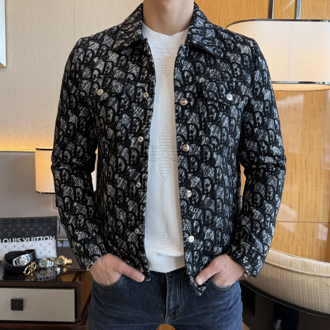 NO:623332,Goose down version!  Di*r Di*iao  2025 new winter men's goose down down jacket, high-quality design, is a must-have for any man, handsome and handsome. Heavy craftsmanship, 90 down filling, but the fashion stance remains firm, first-class texture, crisp and slim. Classic lapel down, mature and stable style, fine texture, good gloss, and very clear texture, simple and elegant style, strong fashion, version leads the current trend, the upper body effect is very good, the fabric is novel and soft to the touch  Fearless and changeable, blooming in comfort and uniqueness. Calmly and confidently walk the way of urban men's spring clothing. Multi-touch fabric selection, showing the eclectic charm. The upper body will not have any wrinkles, the fit is excellent, the upper body is stylish and handsome, the customized accessories are iconic, and the details determine success or failure. Colors and colors, sizes 48 - 56, can be worn up to 190 pounds.,,jackets & coats,down jacket,alexander wang19860909鹅绒版本！Di*r 迪*奥 2025年冬季新款男士鹅绒羽绒服外套,高品质设计,是任何男人都必备的王牌好货,帅气爆表.重工艺直冲工艺,90绒填充,但时尚立场坚挺如故,质感一流,挺括修身.经典翻领的羽绒,成熟稳重风,质感细腻,光泽感佳,且纹理非常清晰,款式简洁大气,时尚度强、版型引领当前趋势,上身效果非常好,面料新颖,手感软 无畏多变,舒适与独特中绽放.从容、自信游走都市型男春装之道.多重触感的面料选择,彰显不拘一格的魅力上身不会有任何褶皱,版型极好,上身有型帅气,定制辅料带有标志性,细节决定成败.颜色图色 尺码48 - 56 最大可穿到190斤.,,jackets & coats,down jacket,alexander wang,Men's clothing