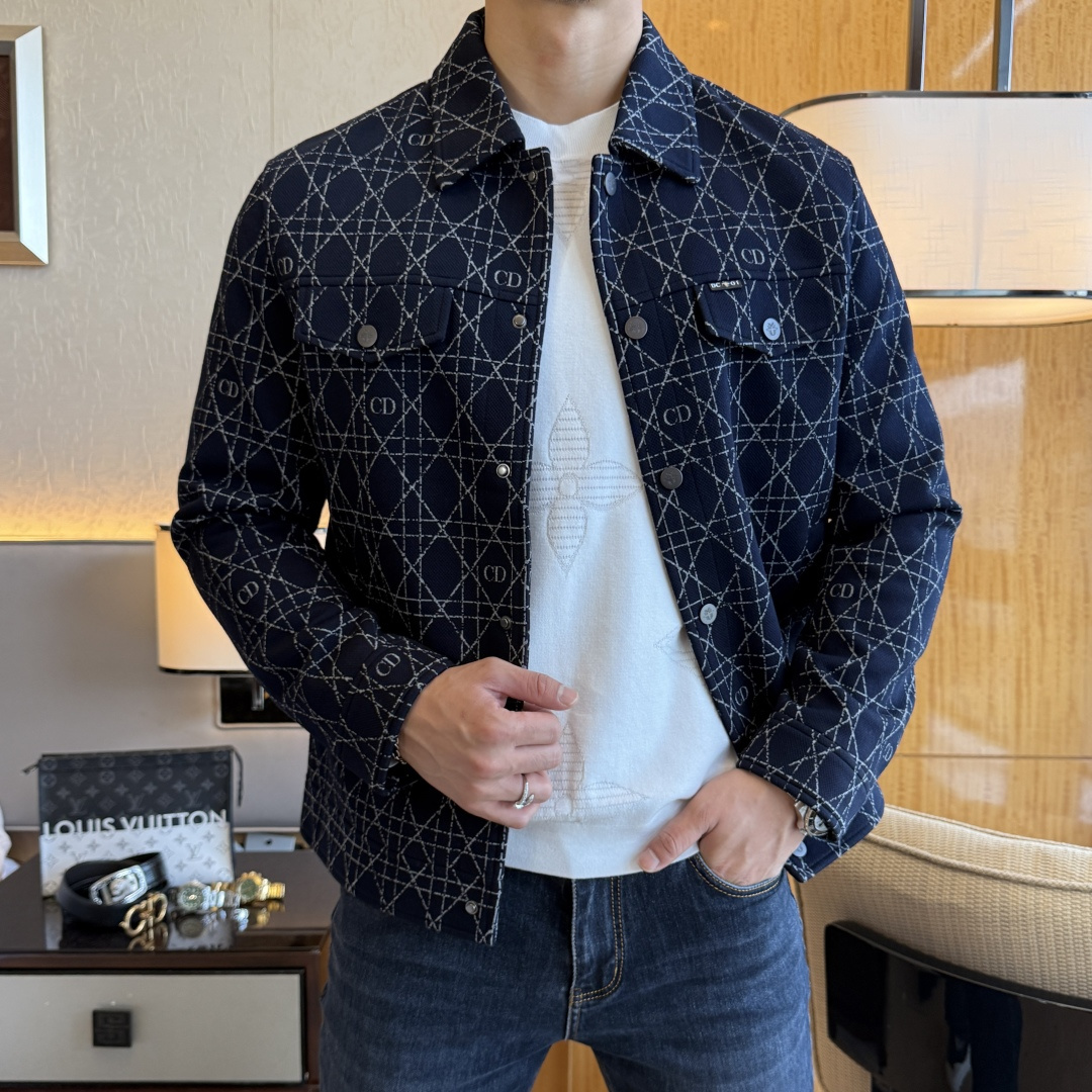 NO:598302,Dior - 2025ss autumn and winter hot-selling premium wool jacket, customized with high-quality polyester fiber fabric!  Logo design with top fashion big-name elements, complete with three standards!  Original hardware accessories, smooth lines, exquisite craftsmanship, awesome upper body shape, comfortable fabrics, windproof and warm, it is very fashionable, handsome and a must-have for casual and fashionable men with any combination!  Sizes M-3XL can fit up to 190 pounds!  ,,dior,jackets & coats,jackets & coats,alexander wang19860909迪奥- 2025ss秋冬大爆款精品羊毛夹克外套,定制高品质聚酯纤维面料！顶级时尚大牌元素logo设计,三标齐全！原版五金辅料,线条流畅,工艺精致,上身版型超赞,面料舒适,挡风保暖,随意搭配都非常时尚帅气休闲时尚男仕必备款哦！尺码M-3XL 最大可穿190斤！,,dior,jackets & coats,jackets & coats,alexander wang,Men's clothing