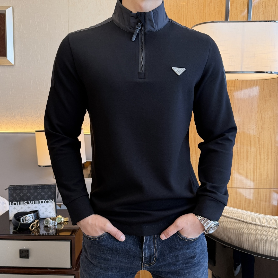 NO:623323,Prada - 2025ss autumn and winter popular outdoor sports long-sleeved T-shirt, casual and fashionable outer wear, a must-have for inner wear, customized imported high-grade cotton fabrics, the fabric has a delicate feel, close to the body and is comfortable without digging into the flesh, and the upper body has a good shape. It is warm to wear, and the counter logo design is very unique. The original quality and craftsmanship are definitely the highest version on the market. The top original version is awesome to wear. It is soft and crisp, not easy to deform. The seams and seams are very rigorous and elegant. Absolutely the first-line OEM requirements!  Don’t miss it, male gods!  Size M-3XL can wear up to 200 pounds!  ,,prada,tees,t-shirt,alexander wang19860909普拉达- 2025ss秋冬专柜大爆款户外运动长袖T恤,休闲时尚外穿 内搭必备款,定制进口高级棉面料,面料手感细腻,贴身舒适不扎肉,上身版型好 穿着保暖,专柜标志设计非常独特,原版品质与工艺 绝对市场最高版本 顶级原版穿着超赞 柔顺挺括,不易变形.锁边缝盘都非常严谨考究 绝对一线代工要求！男神们别错过！ 尺码 M-3XL 最大可穿200斤！,,prada,tees，t-shirt,alexander wang,Men's clothing