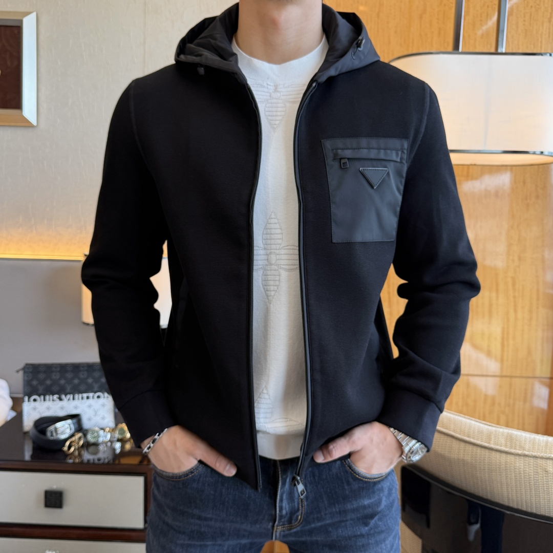 NO:597123,Prada - 2025ss autumn and winter hot style boutique jacket, customized high-quality polyester fiber fabric!  Logo design with top fashion big-name elements, complete with three standards!  Original hardware accessories, smooth lines, exquisite craftsmanship, awesome upper body shape, comfortable fabrics, windproof and warm, it is very fashionable, handsome and a must-have for casual and fashionable men with any combination!  Sizes M-3XL can fit up to 190 pounds!  ,,prada,jackets & coats,jackets & coats,alexander wang19860909普拉达 - 2025ss秋冬大爆款精品夹克外套,定制高品质聚酯纤维面料！顶级时尚大牌元素logo设计,三标齐全！原版五金辅料,线条流畅,工艺精致,上身版型超赞,面料舒适,挡风保暖,随意搭配都非常时尚帅气休闲时尚男仕必备款哦！尺码M-3XL 最大可穿190斤！,,prada,jackets & coats,jackets & coats,alexander wang,Men's clothing