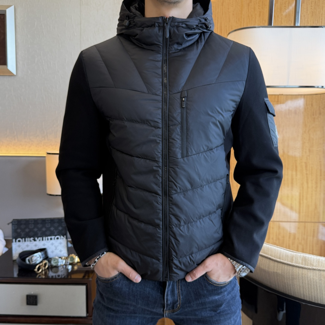 NO:601461,Mengkou - 2025ss counter's most popular fashionable down jacket, made of high-end windproof polyester fiber fabric, heavy craftsmanship design, the latest brand element design of the counter, making men more handsome and stylish, the fabric is close-fitting and comfortable, and has strong warmth retention!  Customized original hardware accessories, complex turning, exquisite craftsmanship, and high-quality 90 white duck down fillers will make you more elegant and warm all winter [satisfied]. The style is simple, fashionable and generous, a fashionable casual item, wearing it will make you the center of attention wherever you go!  Fashion is always close to you. Size M - 3XL (model weighs 178/145 pounds, upper body size L), Moncler, down jacket, alexander wang19860909蒙口 - 2025ss专柜大爆款时尚羽绒服,高档防风聚酯纤维面料制作,重工艺设计,专柜最新品牌元素设计,让男人更帅气有型,面料贴身舒适,保暖性非常强！定制原版五金辅料,车工复杂,工艺精湛,填充物采用高品质90白鸭绒,让你整个冬天有风度更有温度[得意].版型简洁时尚大方,时尚潮流休闲单品,穿上它让你走到那里都是焦点！时尚总是离你很近码数Ｍ - 3XL (模特178/145斤上身L码),,Moncler,down jacket,alexander wang,Men's clothing