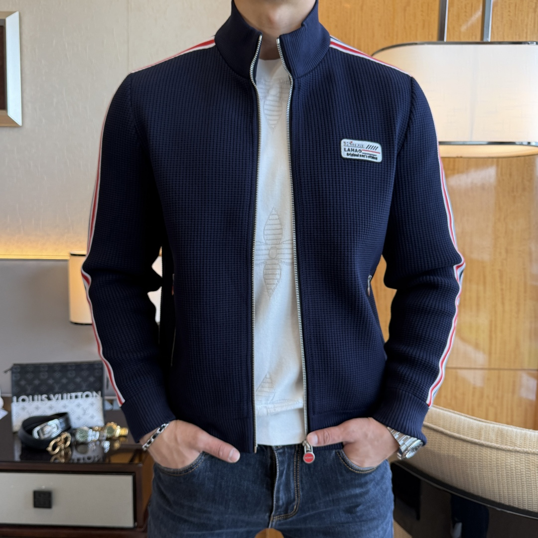 NO:598311,kiton- 2025ss autumn and winter hot style high-quality spliced ​​jacket, customized high-quality polyester fiber fabric!  Logo design with top fashion big-name elements, complete with three standards!  Original hardware accessories, smooth lines, exquisite craftsmanship, awesome upper body shape, comfortable fabrics, windproof and warm, it is very fashionable, handsome and a must-have for casual and fashionable men with any combination!  Sizes M-3XL can fit up to 190 pounds!  ,,jackets & coats,jackets & coats,alexander wang19860909kiton- 2025ss秋冬大爆款精品拼接夹克外套,定制高品质聚酯纤维面料！顶级时尚大牌元素logo设计,三标齐全！原版五金辅料,线条流畅,工艺精致,上身版型超赞,面料舒适,挡风保暖,随意搭配都非常时尚帅气休闲时尚男仕必备款哦！尺码M-3XL 最大可穿190斤！,,jackets & coats,jackets & coats,alexander wang,Men's clothing