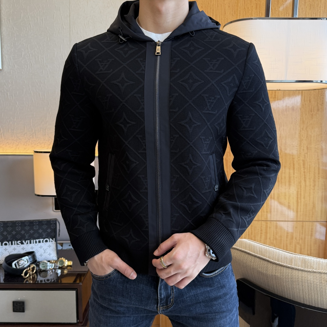NO:598308,LV - 2025ss autumn and winter hot-selling boutique jacket, customized with high-quality polyester fiber fabric!  Logo design with top fashion big-name elements, complete with three standards!  Original hardware accessories, smooth lines, exquisite craftsmanship, awesome upper body shape, comfortable fabrics, windproof and warm, it is very fashionable, handsome and a must-have for casual and fashionable men with any combination!  Sizes M-3XL can fit up to 190 pounds!  ,,louis vuitton,jackets & coats,jackets & coats,alexander wang19860909LV - 2025ss秋冬大爆款精品夹克外套,定制高品质聚酯纤维面料！顶级时尚大牌元素logo设计,三标齐全！原版五金辅料,线条流畅,工艺精致,上身版型超赞,面料舒适,挡风保暖,随意搭配都非常时尚帅气休闲时尚男仕必备款哦！尺码M-3XL 最大可穿190斤！,,louis vuitton,jackets & coats,jackets & coats,alexander wang,Men's clothing