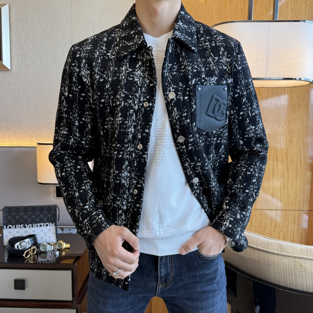 NO:598305,DG - 2025ss autumn and winter hot style boutique jacket, customized high-quality polyester fiber fabric!  Logo design with top fashion big-name elements, complete with three standards!  Original hardware accessories, smooth lines, exquisite craftsmanship, awesome upper body shape, comfortable fabrics, windproof and warm, it is very fashionable, handsome and a must-have for casual and fashionable men with any combination!  Sizes M-3XL can fit up to 190 pounds!  ,,jackets & coats,jackets & coats,alexander wang19860909DG - 2025ss秋冬大爆款精品夹克外套,定制高品质聚酯纤维面料！顶级时尚大牌元素logo设计,三标齐全！原版五金辅料,线条流畅,工艺精致,上身版型超赞,面料舒适,挡风保暖,随意搭配都非常时尚帅气休闲时尚男仕必备款哦！尺码M-3XL 最大可穿190斤！,,jackets & coats,jackets & coats,alexander wang,Men's clothing