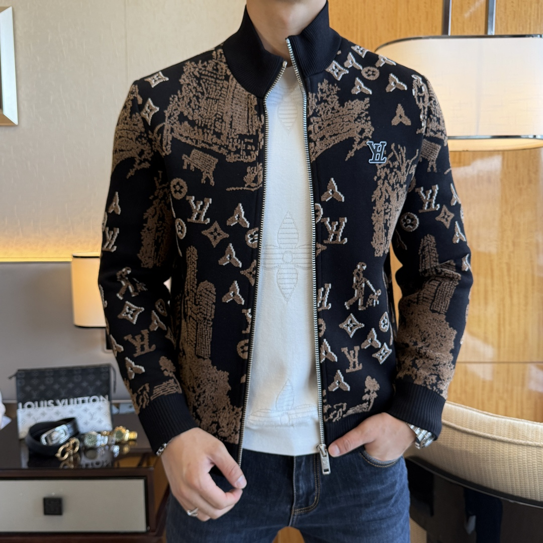 NO:598299,LV - 2025ss autumn and winter hot-selling boutique jacket, customized with high-quality polyester fiber fabric!  Logo design with top fashion big-name elements, complete with three standards!  Original hardware accessories, smooth lines, exquisite craftsmanship, awesome upper body shape, comfortable fabrics, windproof and warm, it is very fashionable, handsome and a must-have for casual and fashionable men with any combination!  Sizes M-3XL can fit up to 190 pounds!  ,,louis vuitton,jackets & coats,jackets & coats,alexander wang19860909LV - 2025ss秋冬大爆款精品夹克外套,定制高品质聚酯纤维面料！顶级时尚大牌元素logo设计,三标齐全！原版五金辅料,线条流畅,工艺精致,上身版型超赞,面料舒适,挡风保暖,随意搭配都非常时尚帅气休闲时尚男仕必备款哦！尺码M-3XL 最大可穿190斤！,,louis vuitton,jackets & coats,jackets & coats,alexander wang,Men's clothing
