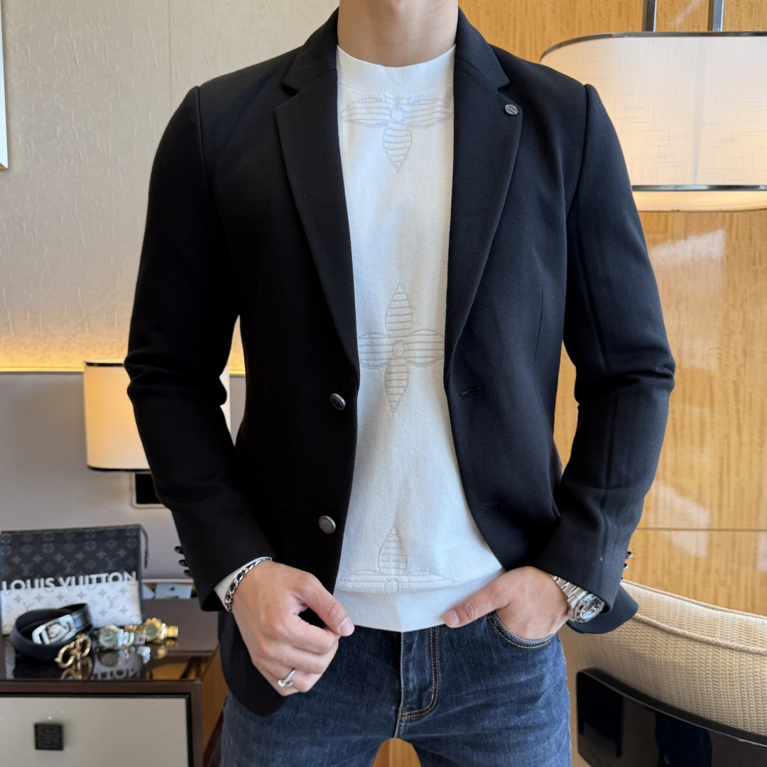 NO:623309,Zegna - 2025ss Snake Autumn and Winter hot style casual suit jacket. The most fashionable and simple design, elegant and decent, casual and exquisite. Fabric This technologically customized polyester fiber fabric is not a traditional design and looks more youthful and fashionable. The details are very particular. The upper body effect is a regular style but the tailoring is very special. The effect is not loose or slim. It is moderate. No matter whether you are fat or thin, there are different styles. Sizes 48-56,,zegna,jackets & coats,business  suit,alexander wang19860909杰尼娅- 2025ss蛇年秋冬大爆款休闲西装外套 最为时尚简约设计,大气得体,随意中凸显精致.面料 此款科技定制聚酯纤维面料, 不是传统的设计 更加显得年轻时尚 细节 非常讲究 上身效果属于常规款但是剪裁非常特别 效果并不是宽松 也不是修身 属于适中 无论胖瘦穿上身 都有不同的风格尺码48-56,,zegna,jackets & coats,business suit,alexander wang,Men's clothing