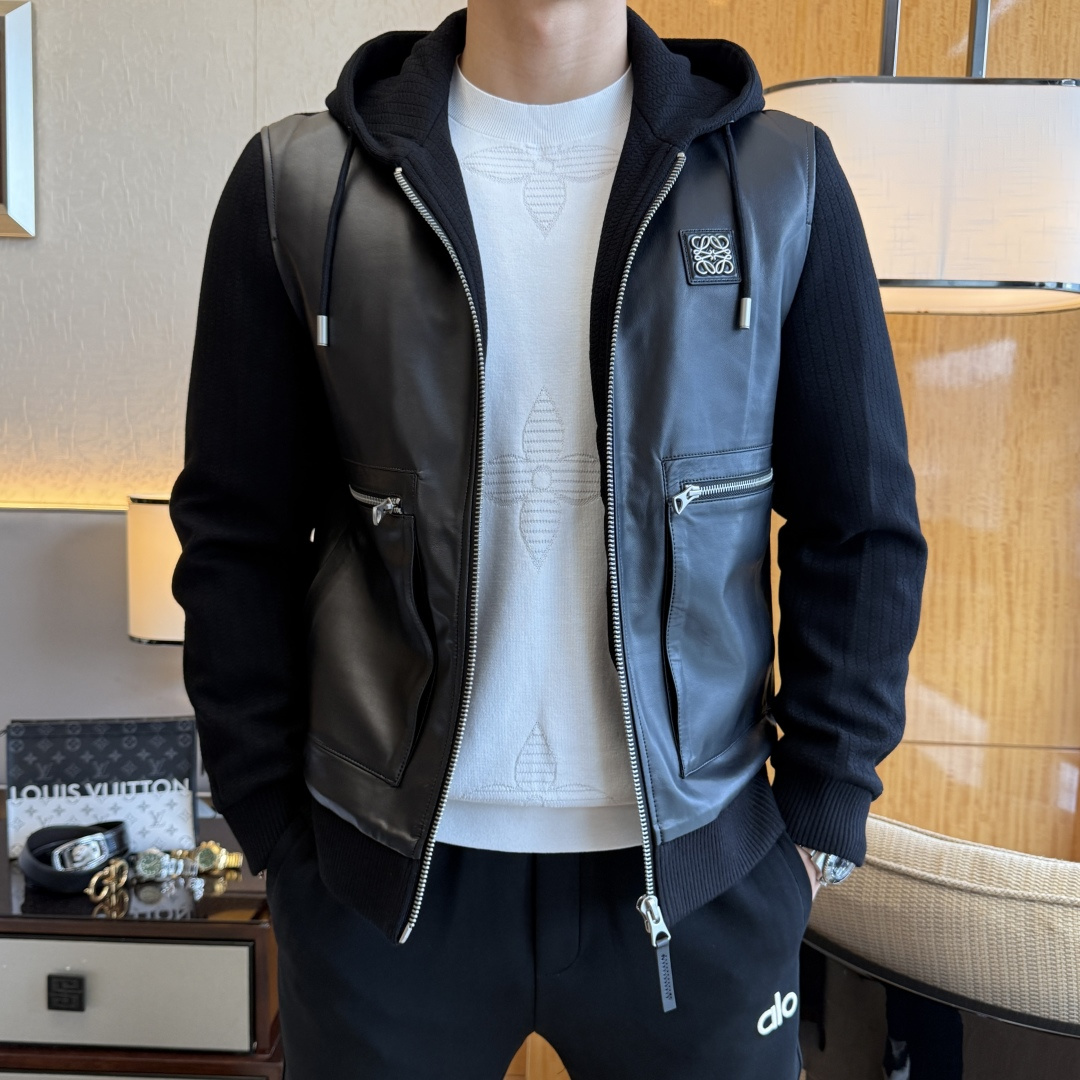 NO:597151,Givenchy - 2025ss autumn and winter hot style high-quality sheepskin spliced ​​jacket, customized high-quality polyester fiber fabric!  Logo design with top fashion big-name elements, complete with three standards!  Original hardware accessories, smooth lines, exquisite craftsmanship, awesome upper body shape, comfortable fabrics, windproof and warm, it is very fashionable, handsome and a must-have for casual and fashionable men with any combination!  Sizes M-3XL can fit up to 190 pounds!  ,,givenchy,jackets & coats,jackets & coats,sheepskin,alexander wang19860909纪梵希- 2025ss秋冬大爆款精品绵羊皮拼接夹克外套,定制高品质聚酯纤维面料！顶级时尚大牌元素logo设计,三标齐全！原版五金辅料,线条流畅,工艺精致,上身版型超赞,面料舒适,挡风保暖,随意搭配都非常时尚帅气休闲时尚男仕必备款哦！尺码M-3XL 最大可穿190斤！,,givenchy,jackets & coats,jackets & coats,sheepskin,alexander wang,Men's clothing