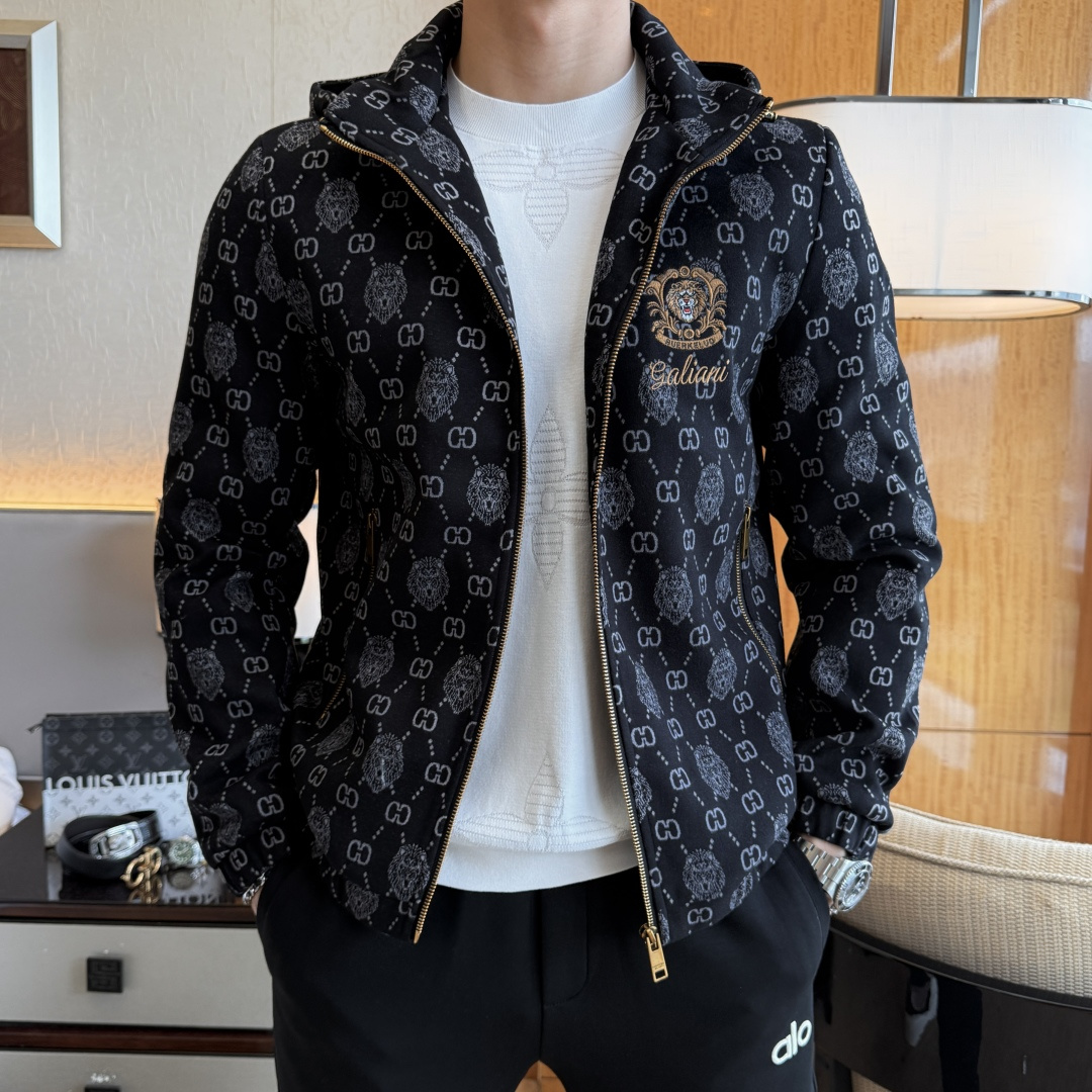 NO:598296,Gucci - 2025ss autumn and winter hot style boutique jacket, customized high-quality polyester fiber fabric!  Logo design with top fashion big-name elements, complete with three standards!  Original hardware accessories, smooth lines, exquisite craftsmanship, awesome upper body shape, comfortable fabrics, windproof and warm, it is very fashionable, handsome and a must-have for casual and fashionable men with any combination!  Sizes M-3XL can fit up to 190 pounds!  ,,jackets & coats,jackets & coats,alexander wang19860909古奇 - 2025ss秋冬大爆款精品夹克外套,定制高品质聚酯纤维面料！顶级时尚大牌元素logo设计,三标齐全！原版五金辅料,线条流畅,工艺精致,上身版型超赞,面料舒适,挡风保暖,随意搭配都非常时尚帅气休闲时尚男仕必备款哦！尺码M-3XL 最大可穿190斤！,,jackets & coats,jackets & coats,alexander wang,Men's clothing