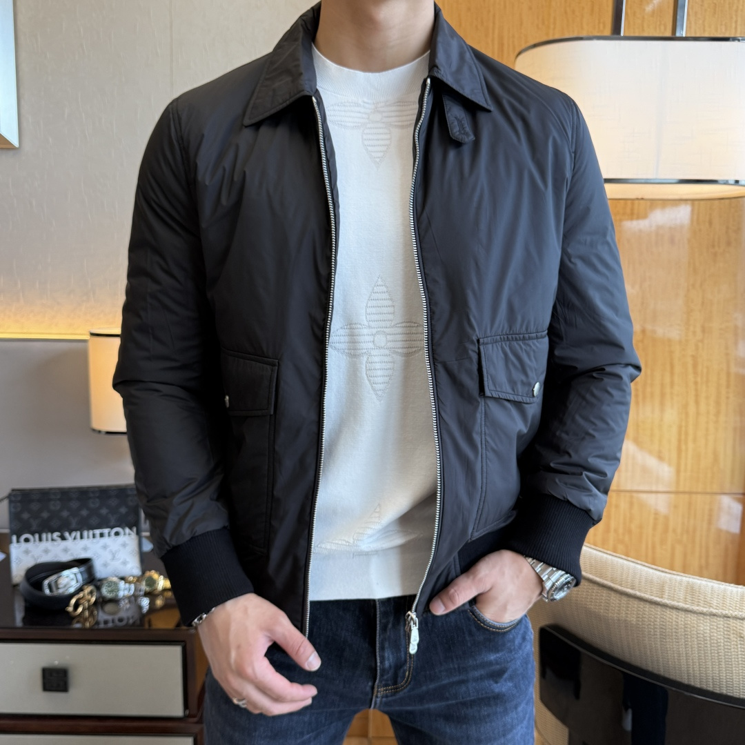 NO:597120,Bc- 2025ss autumn and winter hot style boutique jacket, customized high-quality polyester fiber fabric!  Logo design with top fashion big-name elements, complete with three standards!  Original hardware accessories, smooth lines, exquisite craftsmanship, awesome upper body shape, comfortable fabrics, windproof and warm, it is very fashionable, handsome and a must-have for casual and fashionable men with any combination!  Sizes M-3XL can fit up to 190 pounds!  ,,jackets & coats,jackets & coats,alexander wang19860909Bc- 2025ss秋冬大爆款精品夹克外套,定制高品质聚酯纤维面料！顶级时尚大牌元素logo设计,三标齐全！原版五金辅料,线条流畅,工艺精致,上身版型超赞,面料舒适,挡风保暖,随意搭配都非常时尚帅气休闲时尚男仕必备款哦！尺码M-3XL 最大可穿190斤！,,jackets & coats,jackets & coats,alexander wang,Men's clothing