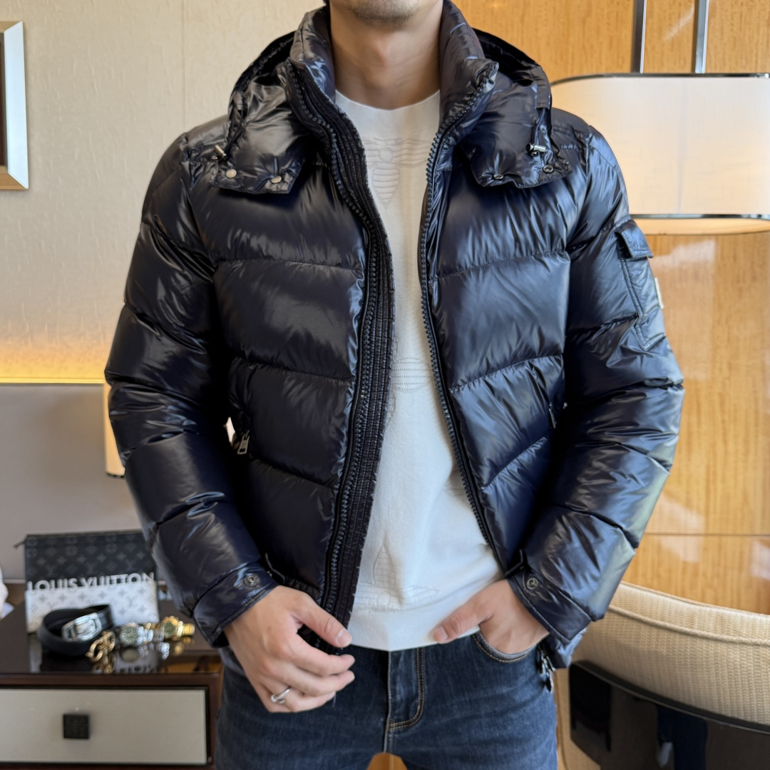 NO:601441,blue!  The highest version on the market, pay attention to details and compare the mask -  2025 new winter men's goose down down jacket, high-quality design, is a must-have for any man, handsome and handsome. Heavy craftsmanship, 90% goose down filling, but the fashion stance remains firm, first-class texture, crisp and slim fit. Classic lapel down, mature and stable style, fine texture, good gloss, and very clear texture, simple and elegant style, strong fashion, and version leading the current trend, the upper body effect is very good, the fabric is novel and soft to the touch  Fearless and changeable, blooming in comfort and uniqueness. Calmly and confidently walk the way of urban men's spring clothing. Multi-touch fabric selection, showing the eclectic charm. The upper body will not have any wrinkles, the shape is excellent, the upper body is stylish and handsome, the customized accessories are iconic, and the details determine success or failure. Colors and colors, sizes 48 - 56, can be worn up to 190 pounds.,, Moncler, jackets & coats, down jacket, alexander wang19860909蓝色！市场最高版本,注意细节对比蒙口 - 2025年冬季新款男士鹅绒羽绒服外套,高品质设计,是任何男人都必备的王牌好货,帅气爆表.重工艺直冲工艺,90鹅绒填充,但时尚立场坚挺如故,质感一流,挺括修身.经典翻领的羽绒,成熟稳重风,质感细腻,光泽感佳,且纹理非常清晰,款式简洁大气,时尚度强、版型引领当前趋势,上身效果非常好,面料新颖,手感软 无畏多变,舒适与独特中绽放.从容、自信游走都市型男春装之道.多重触感的面料选择,彰显不拘一格的魅力上身不会有任何褶皱,版型极好,上身有型帅气,定制辅料带有标志性,细节决定成败.颜色图色 尺码48 - 56 最大可穿到190斤.,,Moncler,jackets & coats,down jacket,alexander wang,Men's clothing