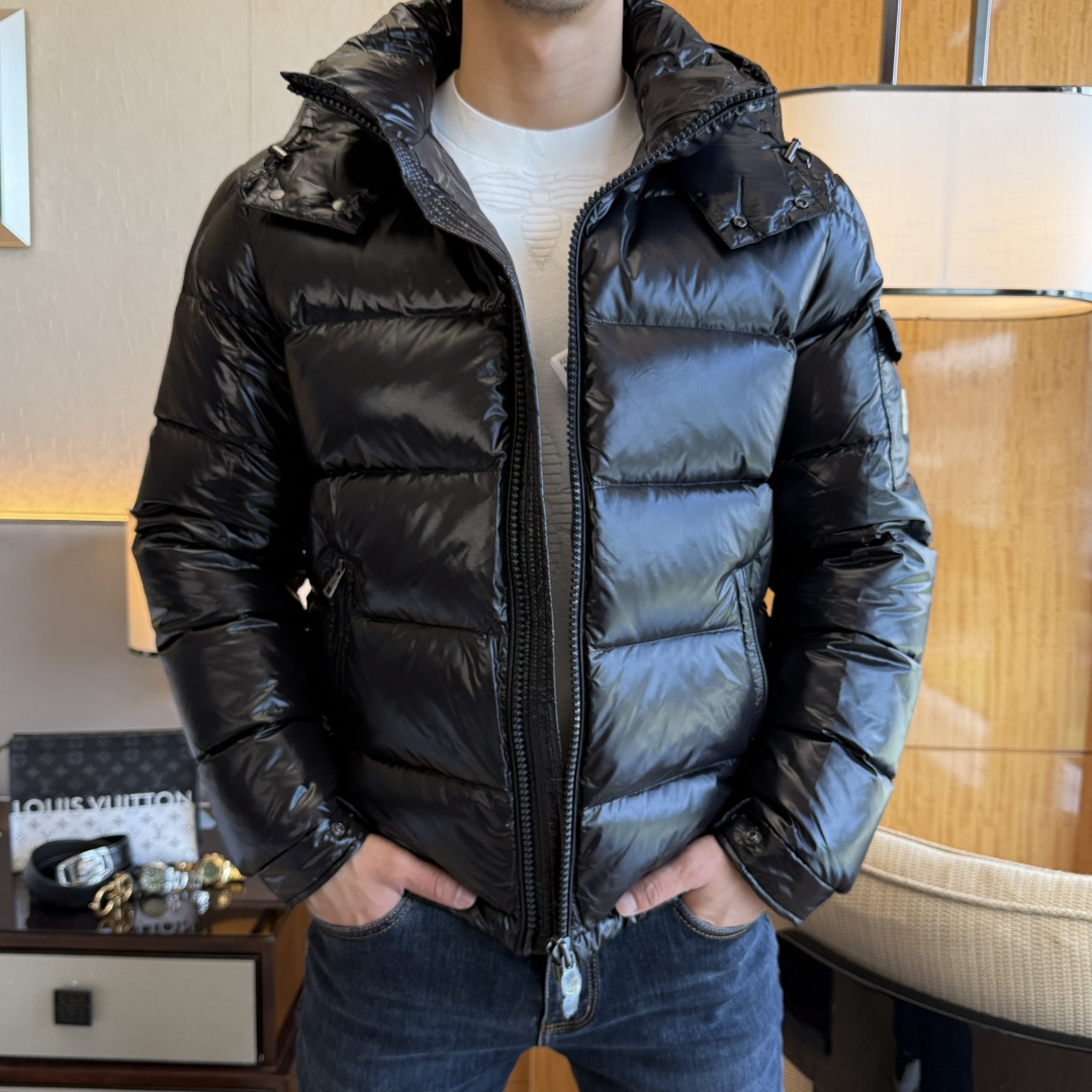 NO:601467,The highest version on the market, pay attention to details and compare the mask -  2025 new winter men's goose down down jacket, high-quality design, is a must-have for any man, handsome and handsome. Heavy craftsmanship, 90% goose down filling, but the fashion stance remains firm, first-class texture, crisp and slim fit. Classic lapel down, mature and stable style, fine texture, good gloss, and very clear texture, simple and elegant style, strong fashion, and version leading the current trend, the upper body effect is very good, the fabric is novel and soft to the touch  Fearless and changeable, blooming in comfort and uniqueness. Calmly and confidently walk the way of urban men's spring clothing. Multi-touch fabric selection, showing the eclectic charm. The upper body will not have any wrinkles, the shape is excellent, the upper body is stylish and handsome, the customized accessories are iconic, and the details determine success or failure. Colors and colors, sizes 48 - 56, can be worn up to 190 pounds.,, Moncler, jackets & coats, down jacket, alexander wang19860909市场最高版本,注意细节对比蒙口 - 2025年冬季新款男士鹅绒羽绒服外套,高品质设计,是任何男人都必备的王牌好货,帅气爆表.重工艺直冲工艺,90鹅绒填充,但时尚立场坚挺如故,质感一流,挺括修身.经典翻领的羽绒,成熟稳重风,质感细腻,光泽感佳,且纹理非常清晰,款式简洁大气,时尚度强、版型引领当前趋势,上身效果非常好,面料新颖,手感软 无畏多变,舒适与独特中绽放.从容、自信游走都市型男春装之道.多重触感的面料选择,彰显不拘一格的魅力上身不会有任何褶皱,版型极好,上身有型帅气,定制辅料带有标志性,细节决定成败.颜色图色 尺码48 - 56 最大可穿到190斤.,,Moncler,jackets & coats,down jacket,alexander wang,Men's clothing