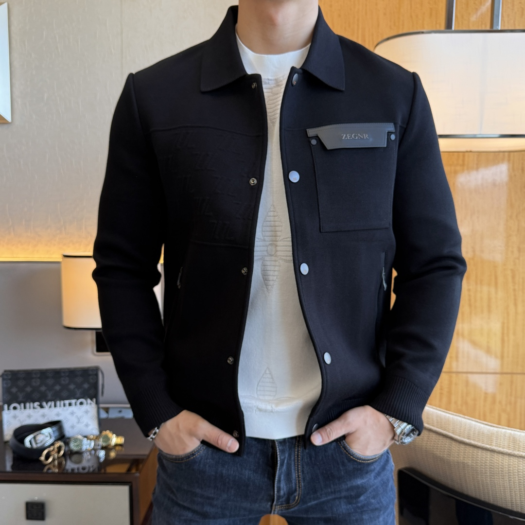 NO:598293,Zegna - 2025ss autumn and winter hot style boutique jacket, customized high-quality polyester fiber fabric!  Logo design with top fashion big-name elements, complete with three standards!  Original hardware accessories, smooth lines, exquisite craftsmanship, awesome upper body shape, comfortable fabrics, windproof and warm, it is very fashionable, handsome and a must-have for casual and fashionable men with any combination!  Sizes M-3XL can fit up to 190 pounds!  ,,zegna,jackets & coats,jackets & coats,alexander wang19860909杰尼娅 - 2025ss秋冬大爆款精品夹克外套,定制高品质聚酯纤维面料！顶级时尚大牌元素logo设计,三标齐全！原版五金辅料,线条流畅,工艺精致,上身版型超赞,面料舒适,挡风保暖,随意搭配都非常时尚帅气休闲时尚男仕必备款哦！尺码M-3XL 最大可穿190斤！,,zegna,jackets & coats,jackets & coats,alexander wang,Men's clothing