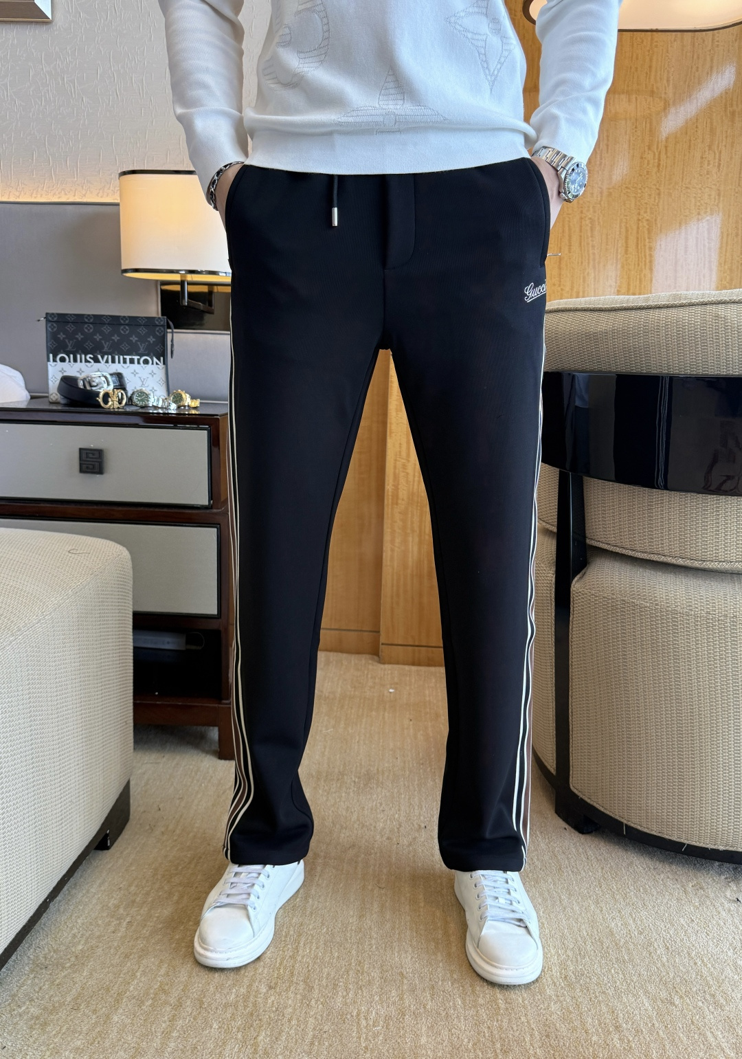 NO:628600,Gucci - 2025 SS Autumn and Winter counters simultaneously popular casual pants, a must-have versatile style this season, the upper body is extremely outstanding, super versatile style, 1:1 replica of the original version, complete with three labels!  The counter is designed with the latest fashion elements, imported custom-woven high-quality European cotton fabrics, with super good styles, a must-have for casual fashion!  Highly recommended, size 29-38, alexander wang19860909古奇 - 2025ss秋冬专柜同步爆款休闲裤,本季必入百搭款式,上身极为出挑,超级百搭款 ,原版1:1复刻,三标齐全！专柜最新时尚元素设计,进口定织高品质欧棉面料,版型超好,休闲时尚必备！强烈推荐款 尺码 29-38,,alexander wang,Men's clothing