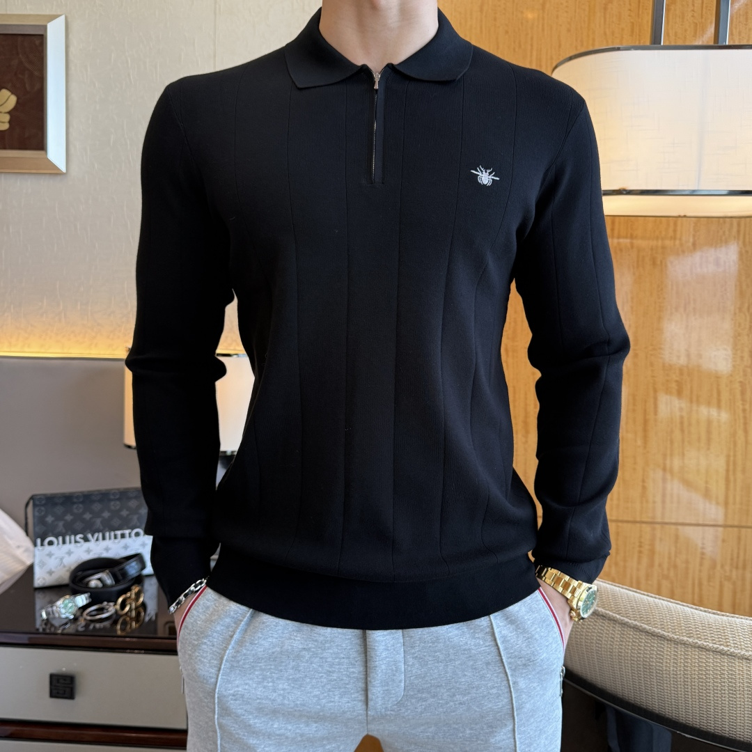 NO:652584,Dior - 2025ss Autumn and Winter counter's popular polo sweater, casual and fashionable outer wear, a must-have for inner wear, custom-made imported wool blended fabric, the fabric has a delicate feel, close to the body and is comfortable without digging into the flesh, and the upper body has a good shape. It is warm to wear, and the counter logo design is very unique. The original quality and craftsmanship are definitely the highest version on the market. The top original version is awesome to wear. It is soft and crisp, not easy to deform. The seams and seams are very rigorous and elegant. Absolute first-line OEM requirements!  Don’t miss it, male gods!  Size M-4XL, up to 200 pounds!  ,,dior,alexander wang19860909迪奥 - 2025ss秋冬专柜大爆款polo毛衫,休闲时尚外穿 内搭必备款,定制进口羊毛混纺面料,面料手感细腻,贴身舒适不扎肉,上身版型好 穿着保暖,专柜标志设计非常独特,原版品质与工艺 绝对市场最高版本 顶级原版穿着超赞 柔顺挺括,不易变形.锁边缝盘都非常严谨考究 绝对一线代工要求！男神们别错过！ 尺码 M-4XL 最大穿200斤！,,dior,alexander wang,Men's clothing