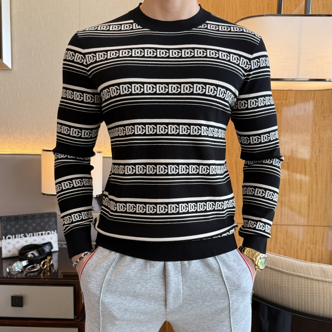NO:599231,DG- 2025ss Autumn and Winter counter's popular knitted sweater, casual and fashionable outer wear, a must-have for inner wear, custom-made imported worsted wool fabric, the fabric has a delicate feel, close to the body and is comfortable without digging into the flesh, and the upper body has a good shape. It is warm to wear, and the counter logo design is very unique. The original quality and craftsmanship are definitely the highest version in the market. The top original version is awesome to wear. It is soft and crisp, not easy to deform. The seams and seams are very rigorous and elegant, absolutely the first-line OEM requirements!  Don’t miss it, male gods!  Size M-3XL,,alexander wang19860909DG- 2025ss秋冬专柜大爆款针织毛衫,休闲时尚外穿 内搭必备款,定制进口精纺绵羊毛面料,面料手感细腻,贴身舒适不扎肉,上身版型好 穿着保暖,专柜标志设计非常独特,原版品质与工艺 绝对市场最高版本 顶级原版穿着超赞 柔顺挺括,不易变形.锁边缝盘都非常严谨考究 绝对一线代工要求！男神们别错过！ 尺码 M-3XL,,alexander wang,Men's clothing