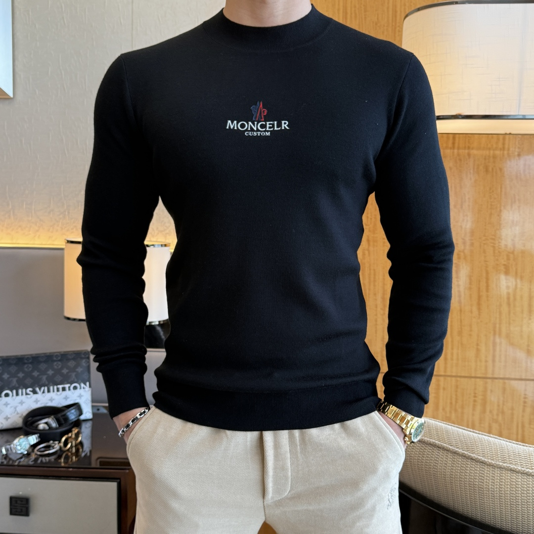 NO:599252,Mengkou - 2025SS Autumn and Winter counter's most popular woolen sweater, casual and fashionable outer wear, a must-have for inner wear, custom-made imported worsted sheep wool fabric, the fabric has a delicate feel, close to the body and is comfortable without digging into the flesh, and the upper body has a good shape. It is warm to wear, and the counter logo design is very unique. The original quality and craftsmanship are definitely the highest version on the market. The top original version is awesome to wear. It is soft and crisp, not easy to deform. The seams and seams are very rigorous and elegant. Absolutely the first-line OEM requirements!  Don’t miss it, male gods!  Size M-3XL,,Moncler,alexander wang19860909蒙口- 2025ss秋冬专柜大爆款羊毛衫,休闲时尚外穿 内搭必备款,定制进口精纺绵羊毛面料,面料手感细腻,贴身舒适不扎肉,上身版型好 穿着保暖,专柜标志设计非常独特,原版品质与工艺 绝对市场最高版本 顶级原版穿着超赞 柔顺挺括,不易变形.锁边缝盘都非常严谨考究 绝对一线代工要求！男神们别错过！ 尺码 M-3XL,,Moncler,alexander wang,Men's clothing